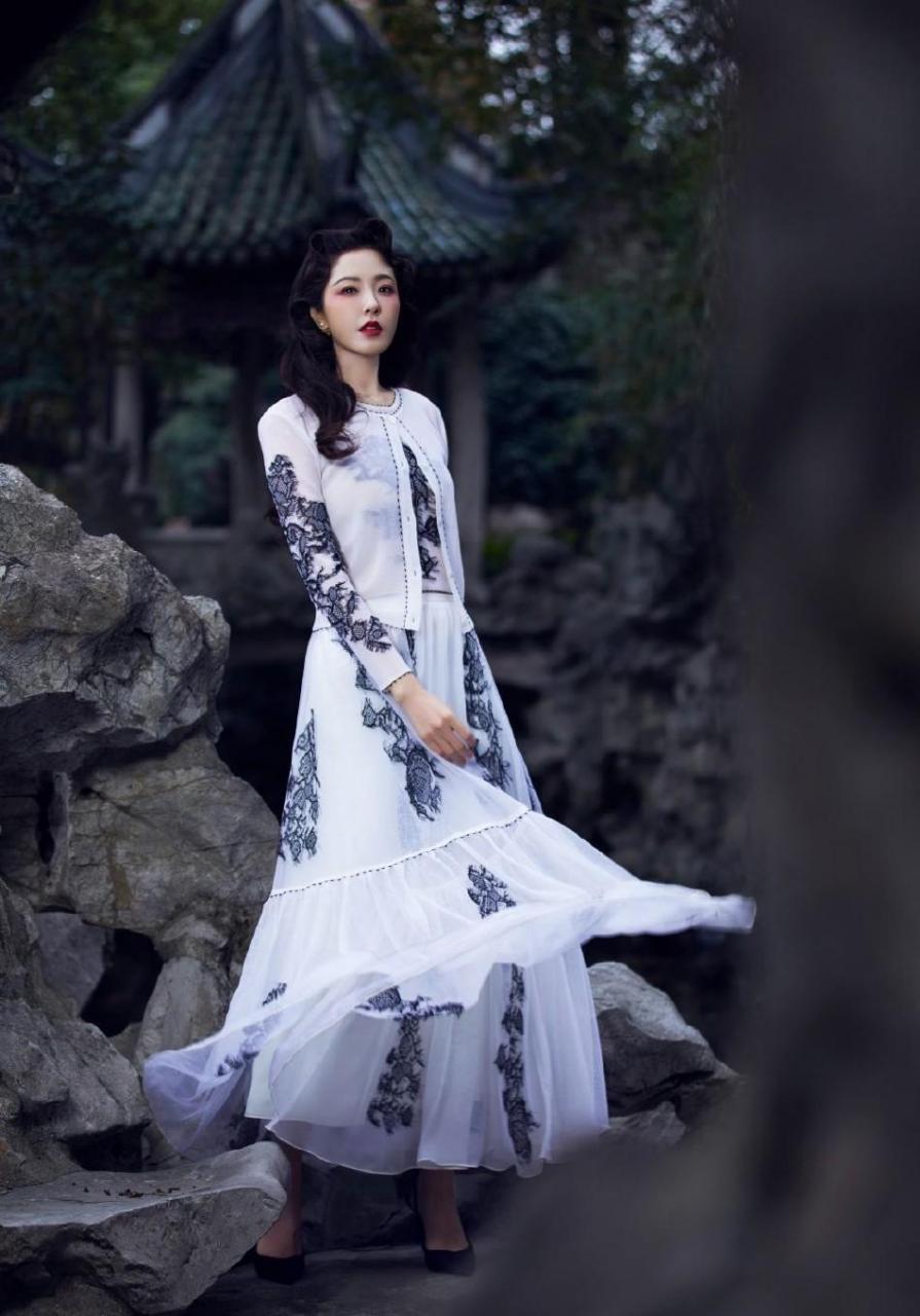 曾黎东方卫视跨年晚会造型 穿国风白纱裙尽显东方古韵