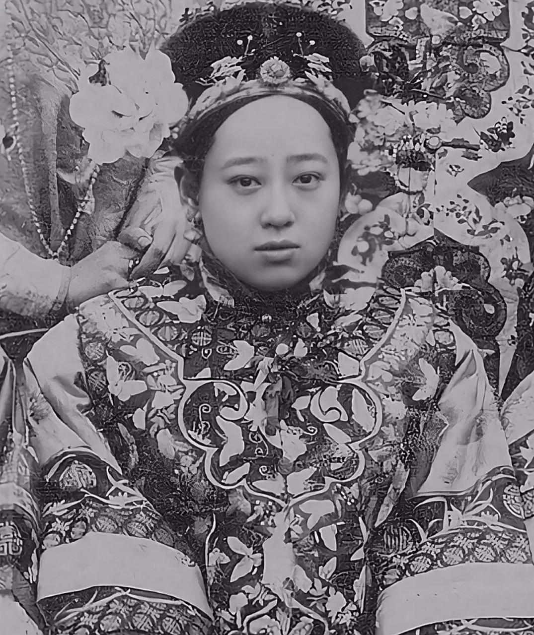 这位是四格格是庆亲王奕劻的第四个女儿,也是慈禧身边的御前女官.