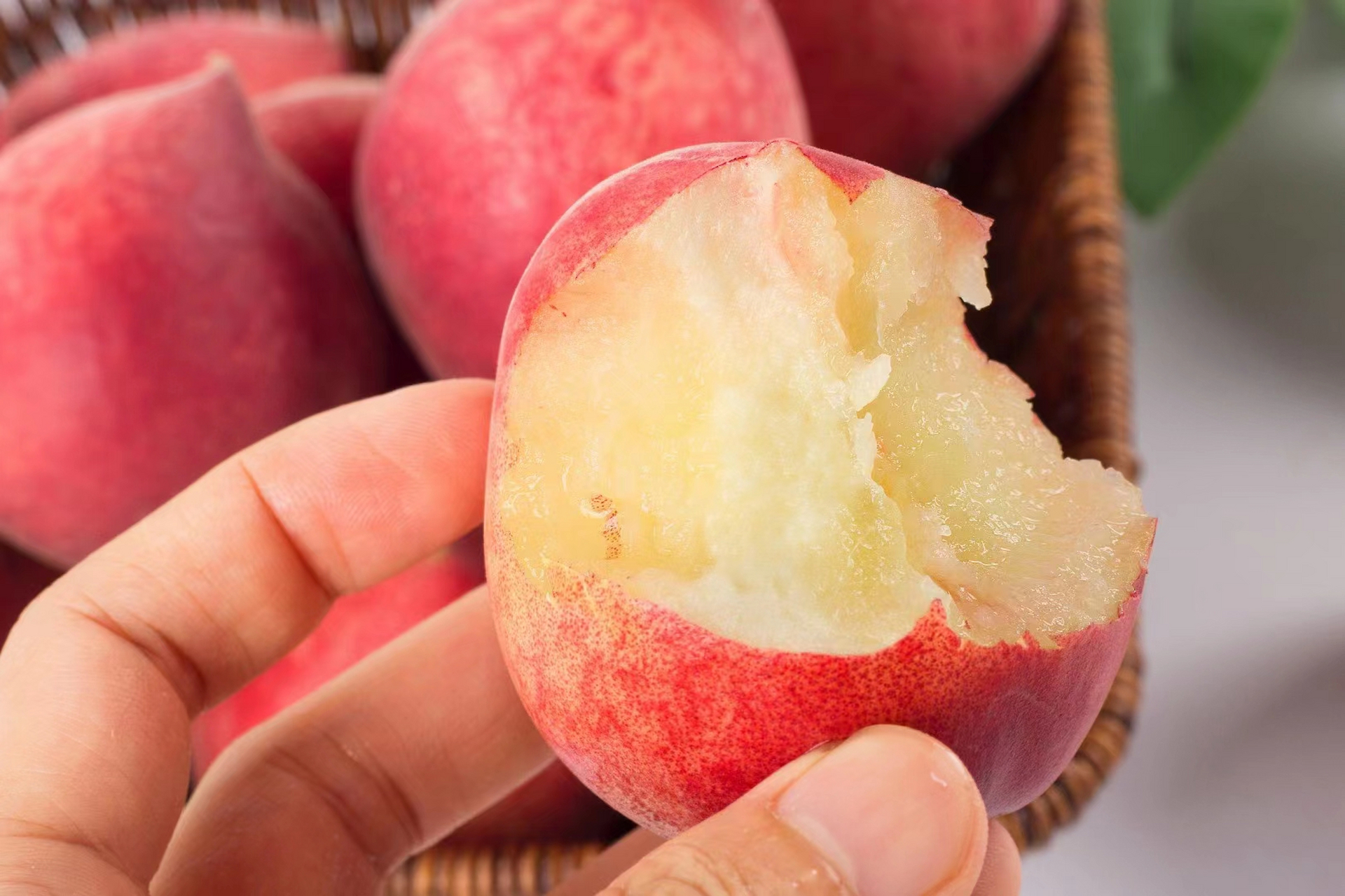 喜欢吃桃子的朋友,一定不要错过了云南的红宝石蜜桃!