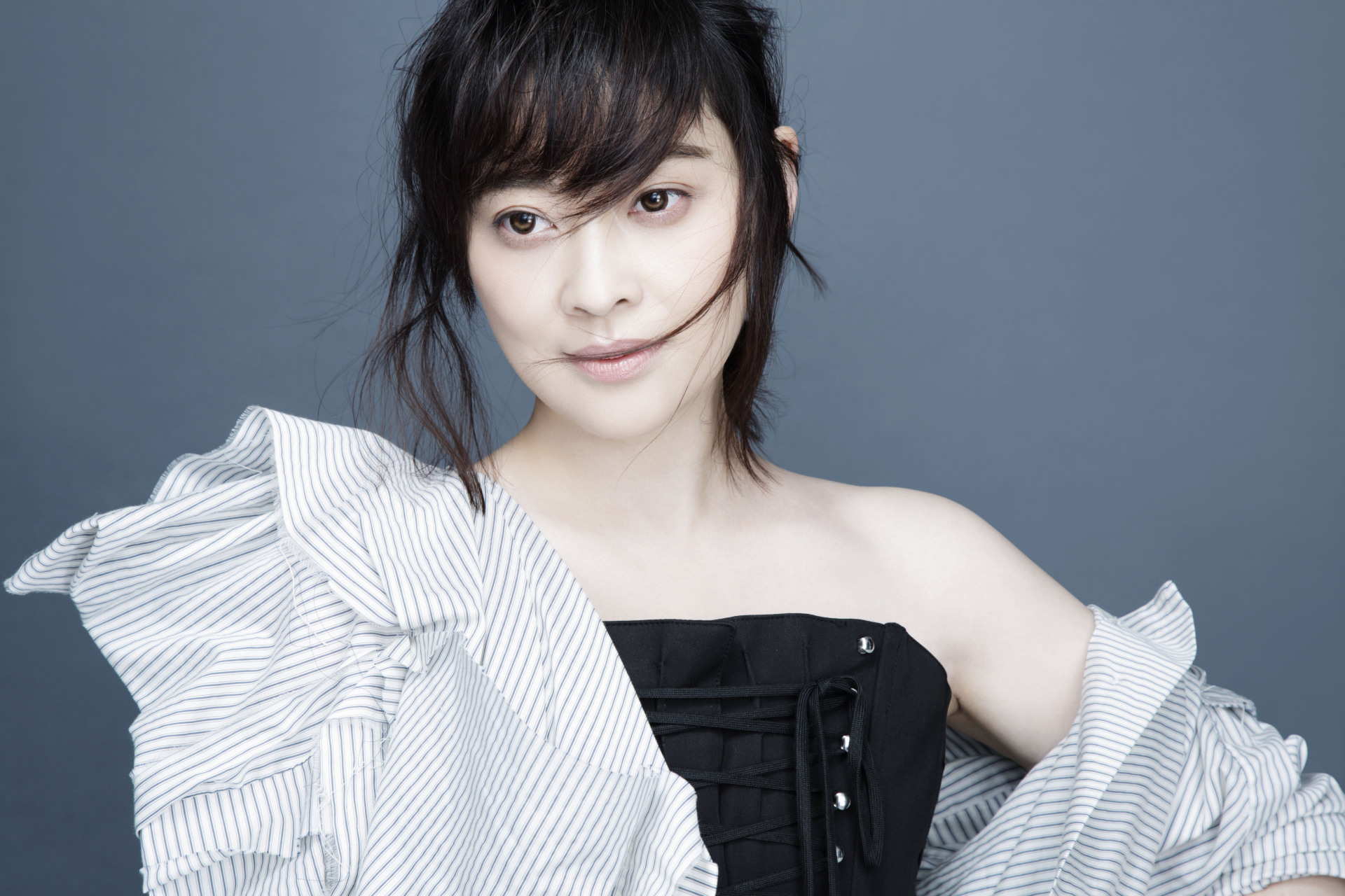 星娱资讯速递# #梅婷雨中撩发好美# 岁月不败美人,姐真的自信又美 !!