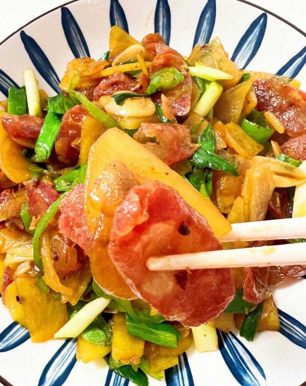 腊肠炒土豆片喜欢吃广式腊肠的宝子们,一定要试试这个巨下饭的腊肠炒