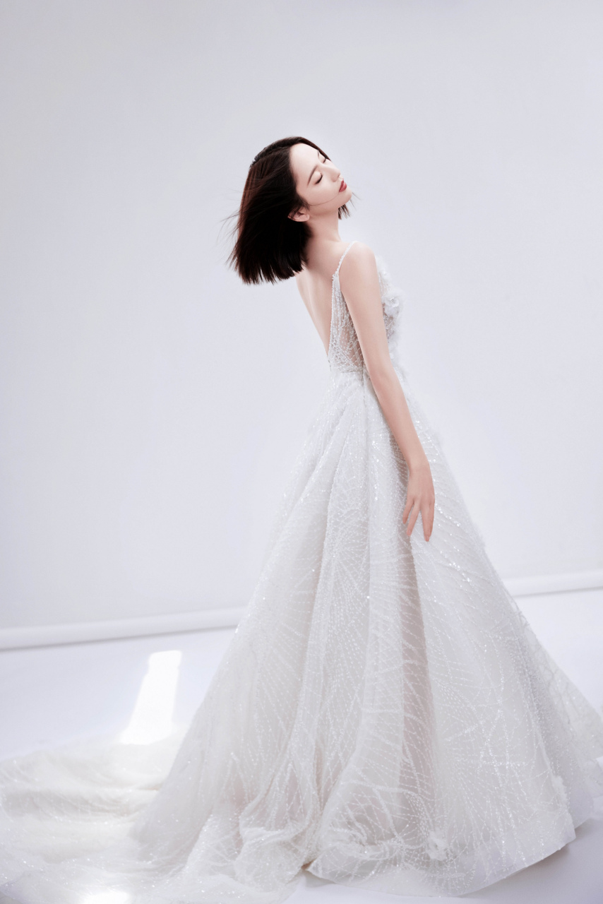 迎光而来, 佟丽娅白色吊带露背长纱裙, 好美好仙.让人无法转移目光.