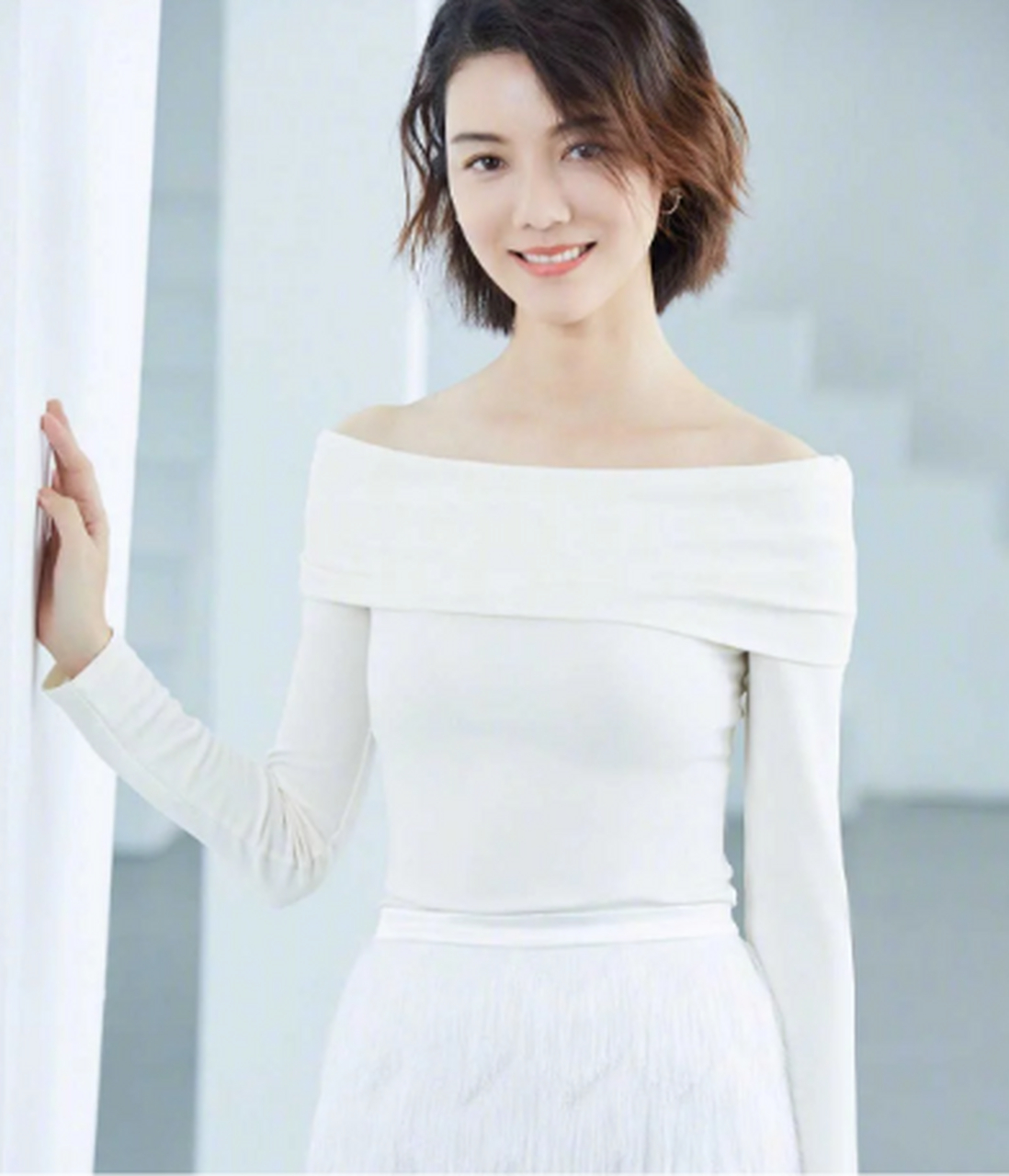 车晓认真打扮气质惊艳,白色一字肩毛衣配流苏裙,优雅不说还高级