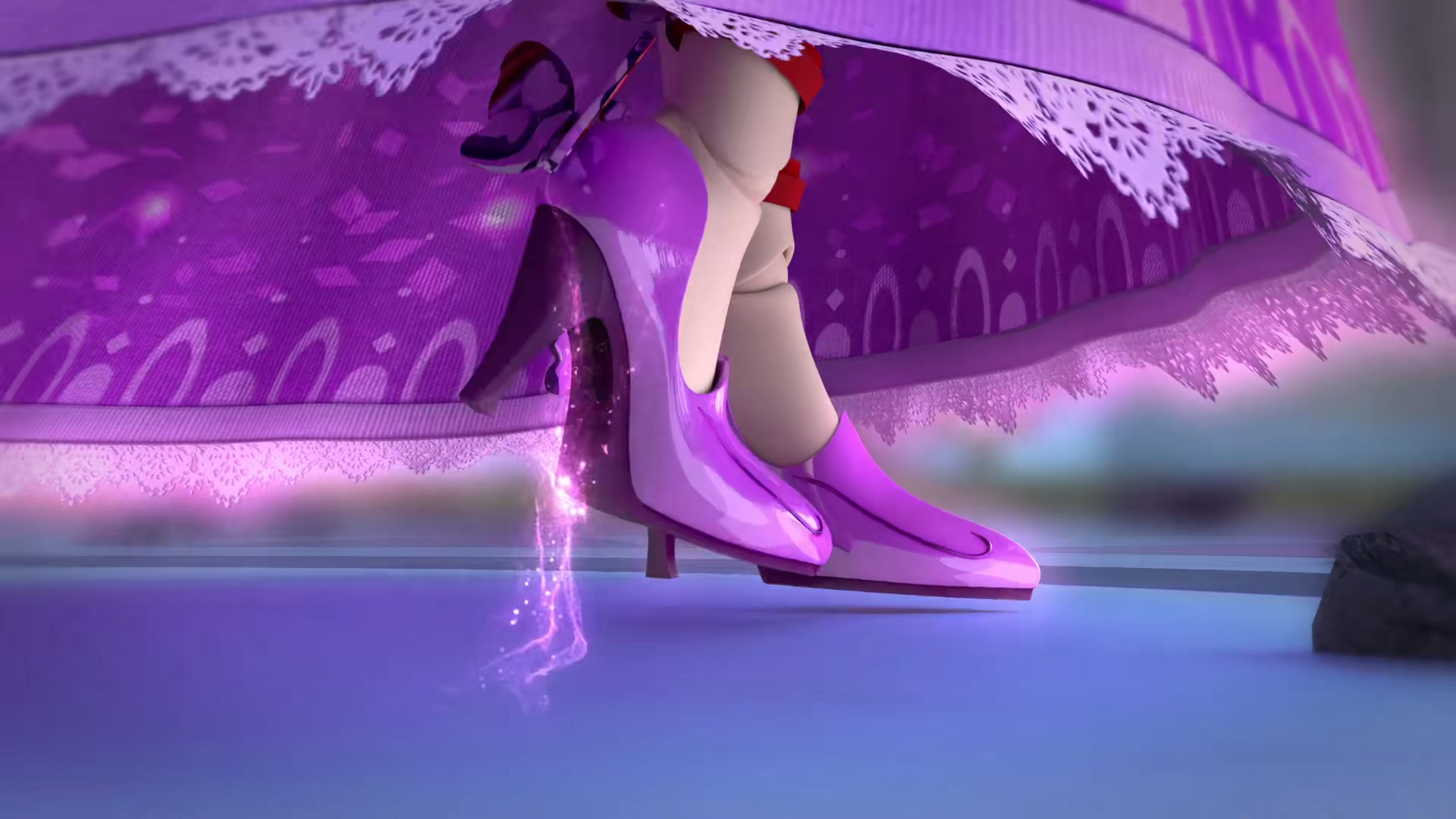 小伙伴们,你们觉得时希的水晶鞋和灵公主的鞋子想必哪一个更好看呢?