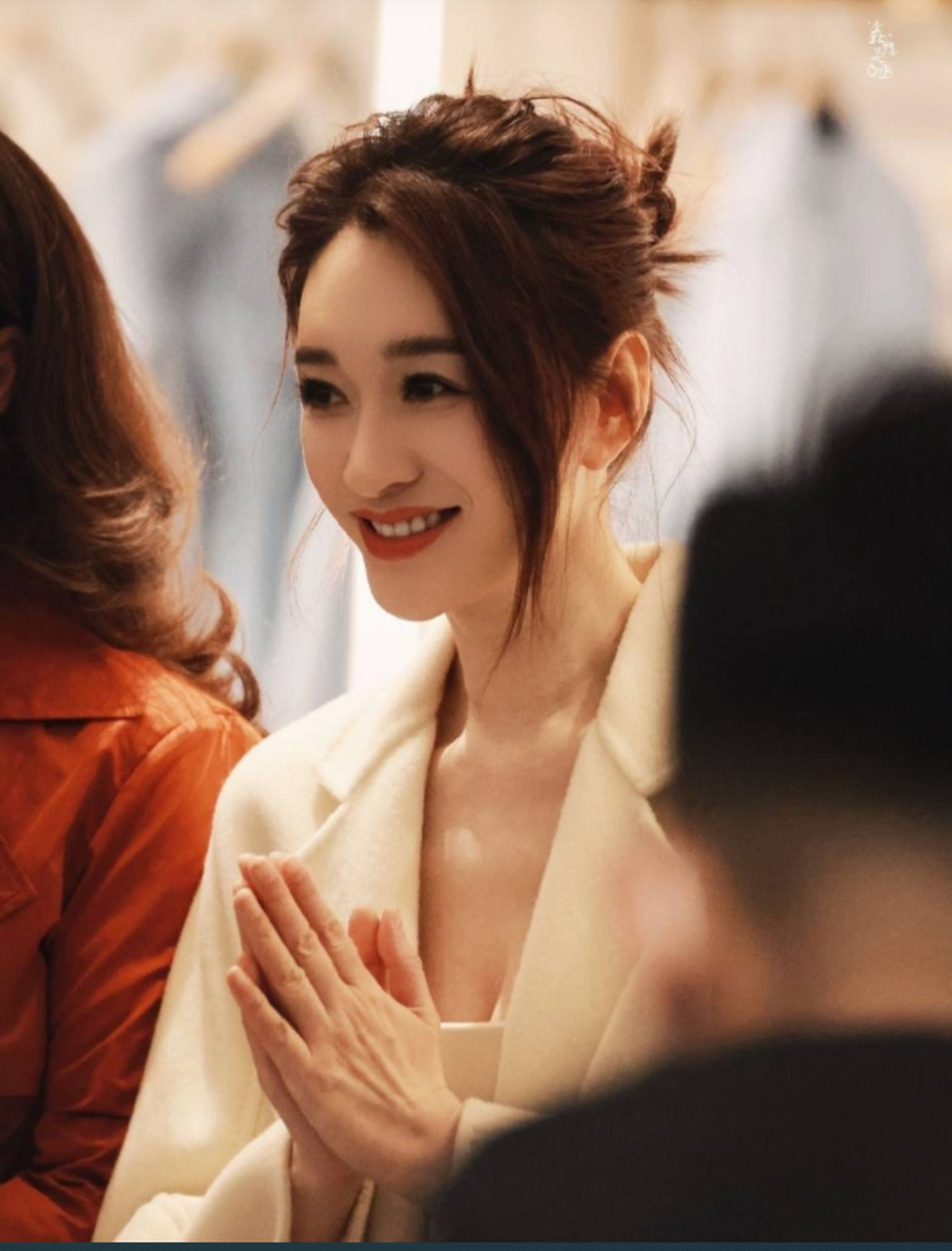 李小冉穿白色大衣出席活动 白到发光气质温婉出尘.