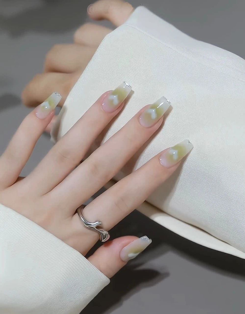 夏天清新温柔白玫瑰绿爱情法式美甲   夏季美甲    #夏日生活季#[害羞