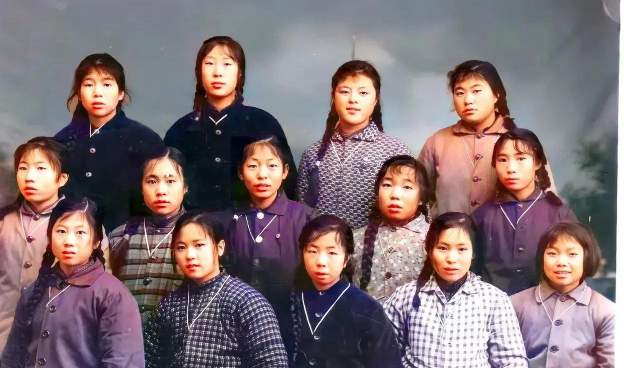 那个时候的女孩发型,衣服款式和颜色虽然都很单一,但照片中的每个