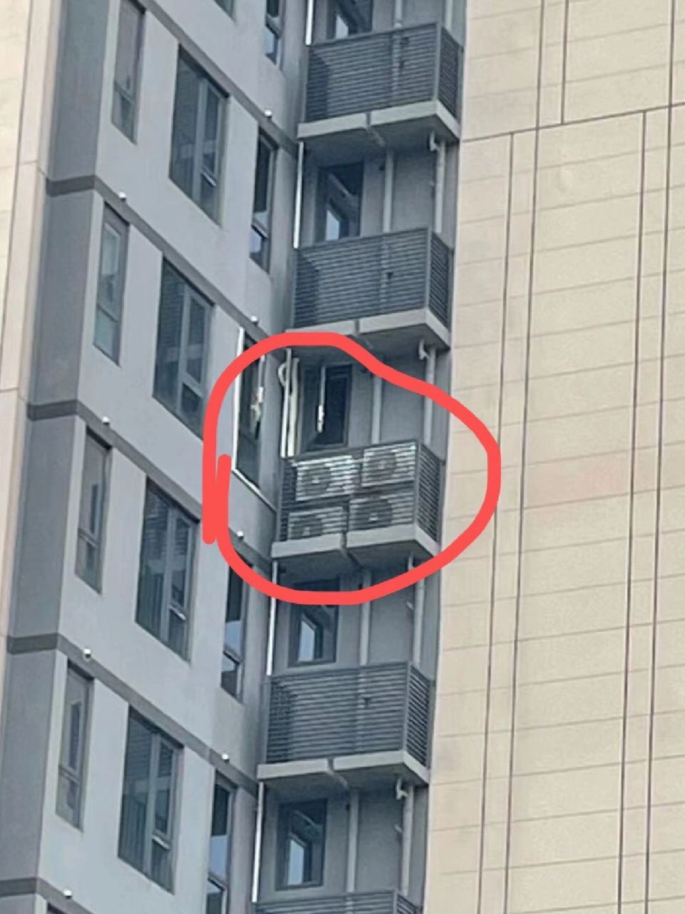 不懂就问,一个空调机位放4台空调外机,他到底是怎么做到的?