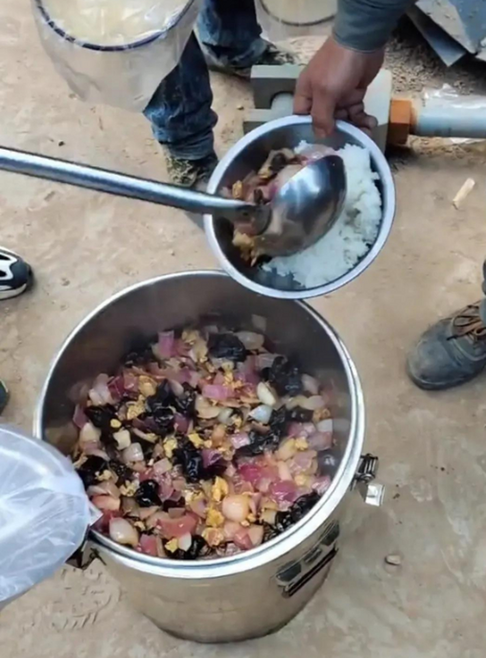 看看吧,这才是工地餐的正常水准.