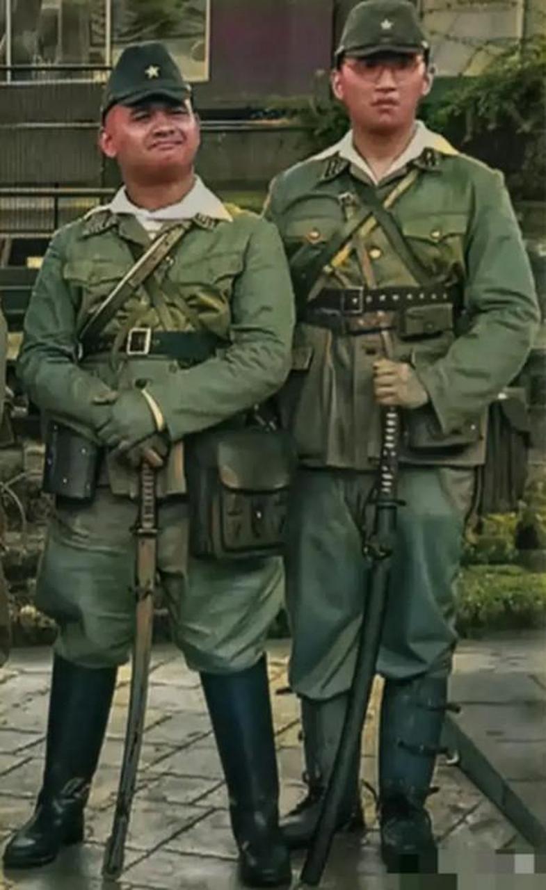 1938年的老照片,镜头中是两名侵华日军军官,他们手拿军刀,脚穿皮靴,腰