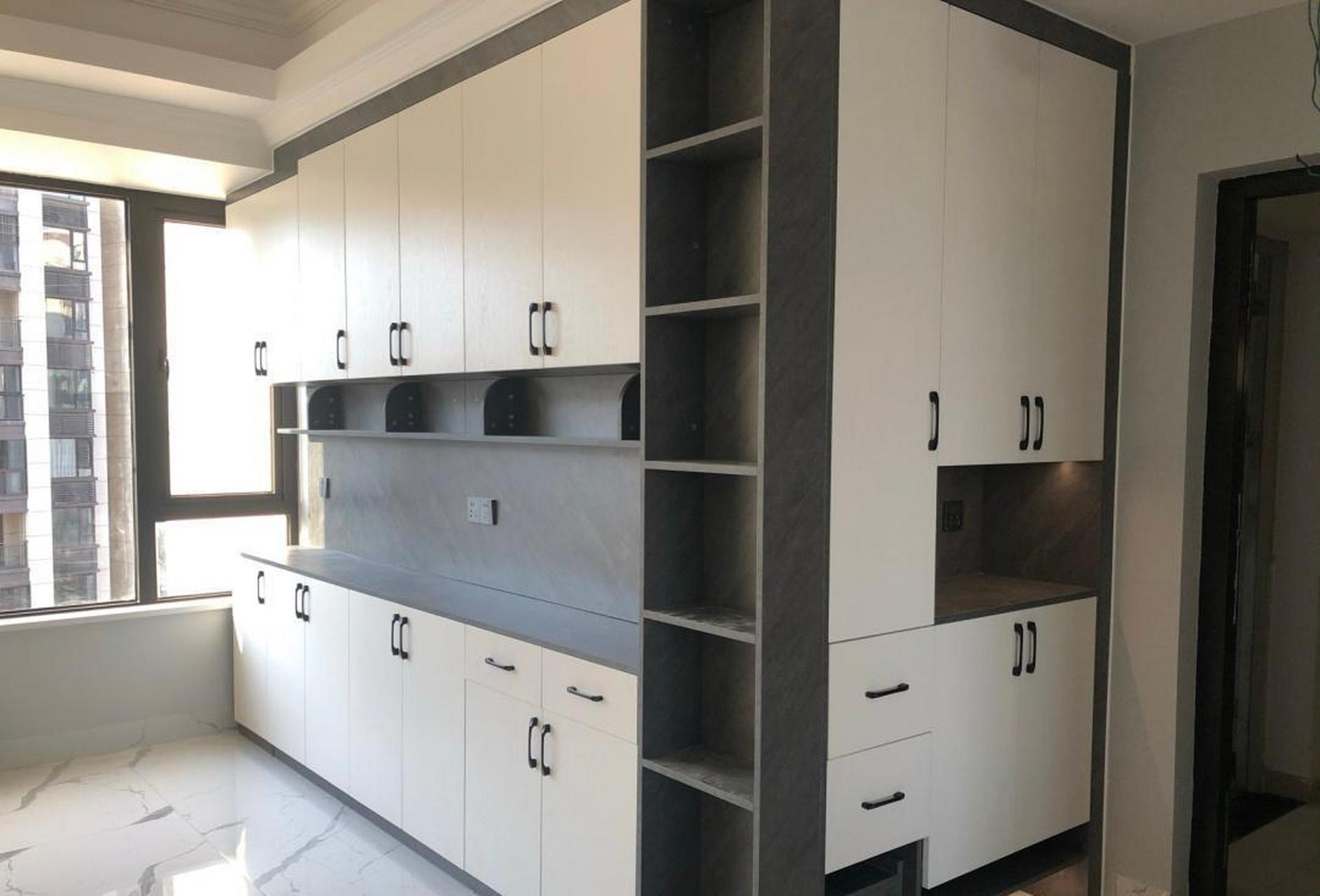 入户鞋柜和餐边柜形成了一个"l"字型,可以提供大量的储物空间,视觉上