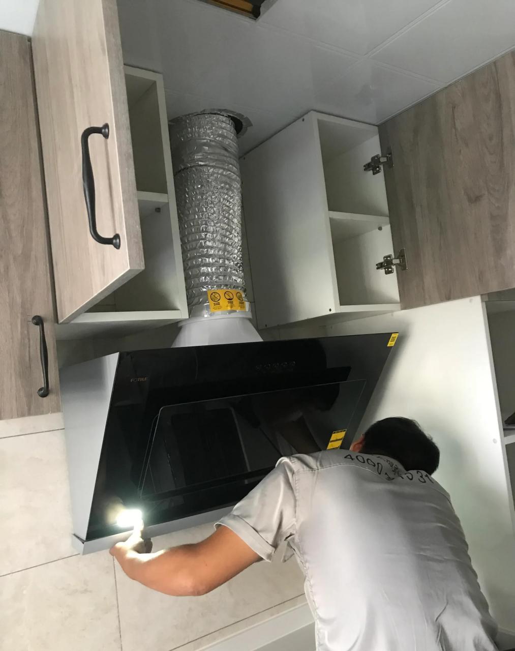 各位大神,烟机安装完效果是这样的!属于正常的吗?