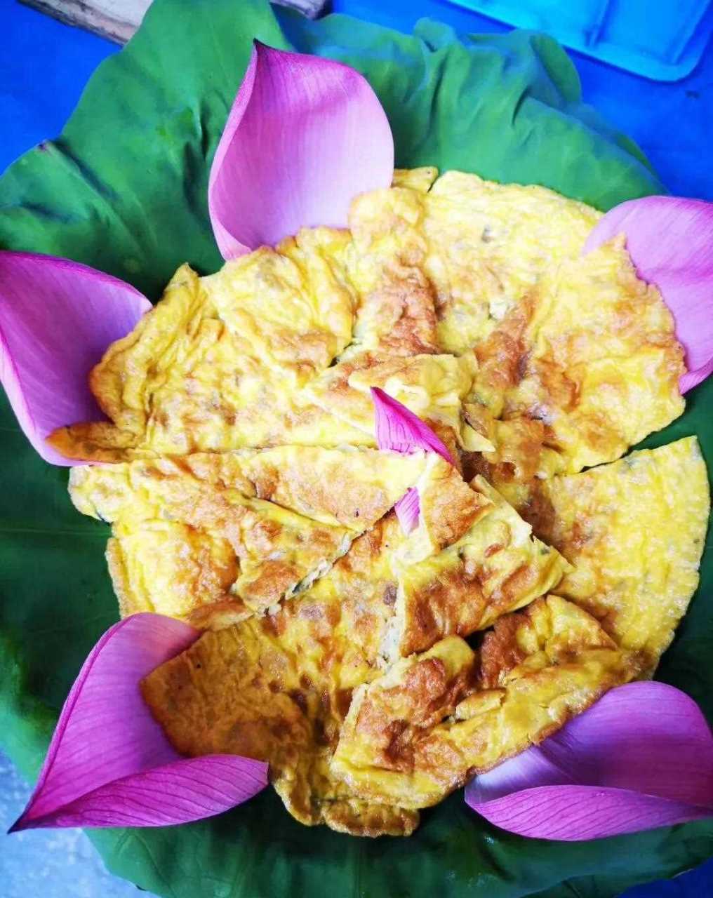 荷花开了,满湖鲜美,用藕尖剁碎,来煎土鸡蛋,很营养,土鸡蛋的金黄搭配