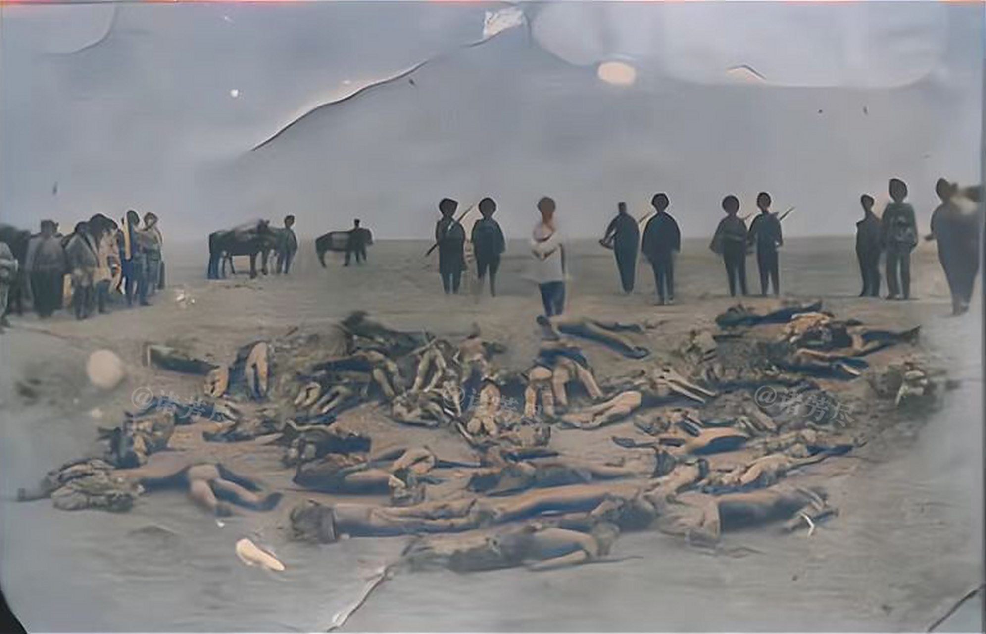 1937年,甘肃高台县,西北马家军在围观红军死难者遗