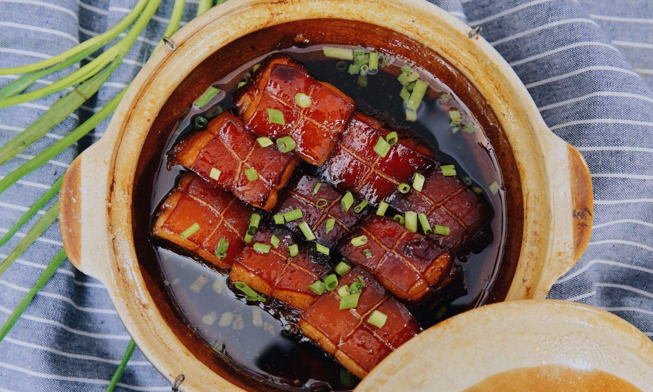中国国宴超级好吃的经典名菜 东坡肉 东坡肉又名滚肉,红烧肉,是江南