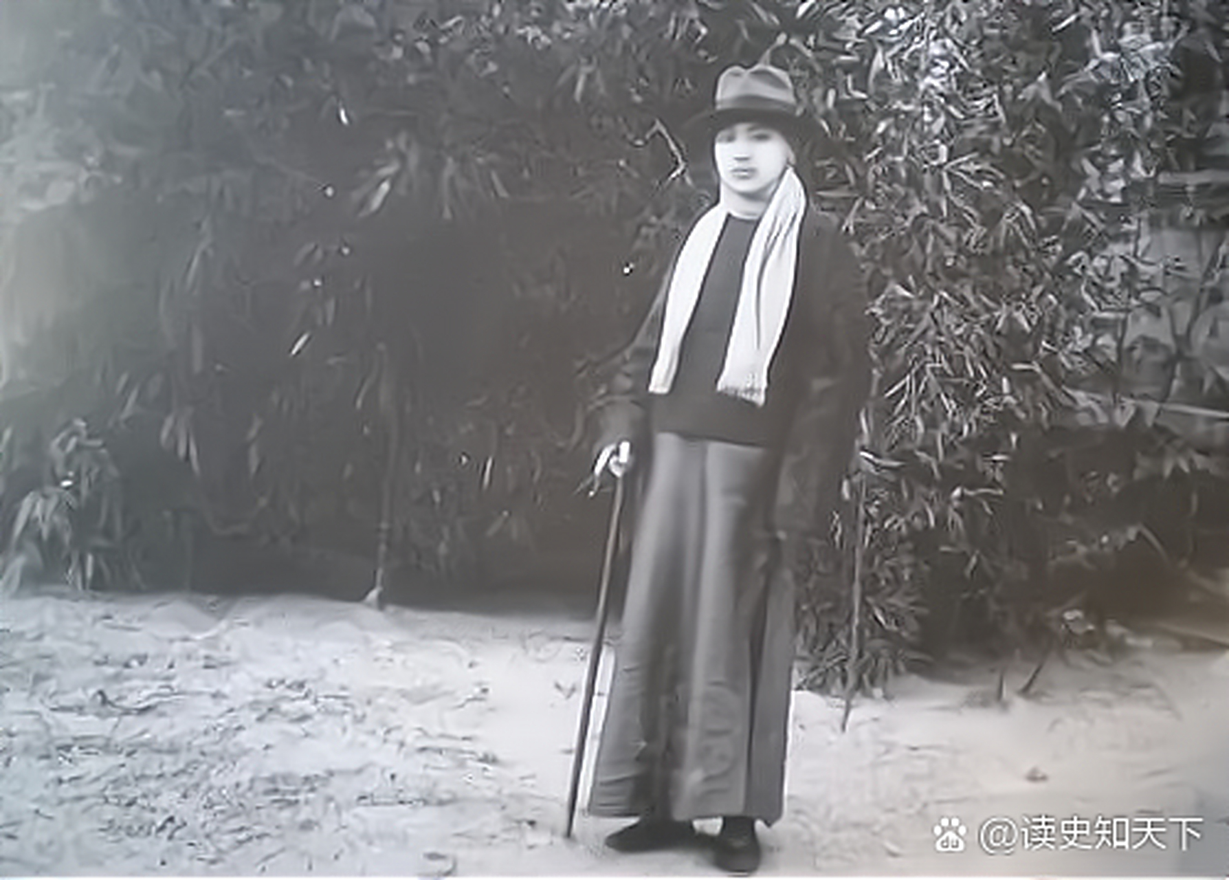 照片中是孔子第77代孙,袭封31代衍圣公,也是末代衍圣公孔德成,到台湾