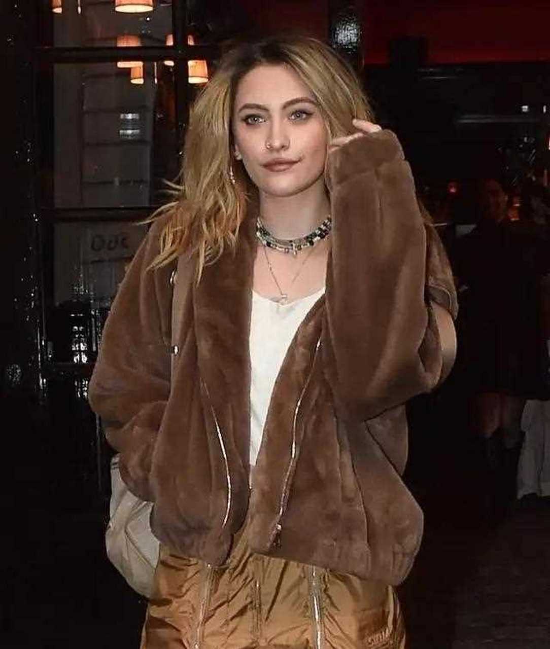 帕丽斯杰克逊穿着咖啡色毛绒外套,内搭白色t恤衫,下身穿搭棕色工装裤