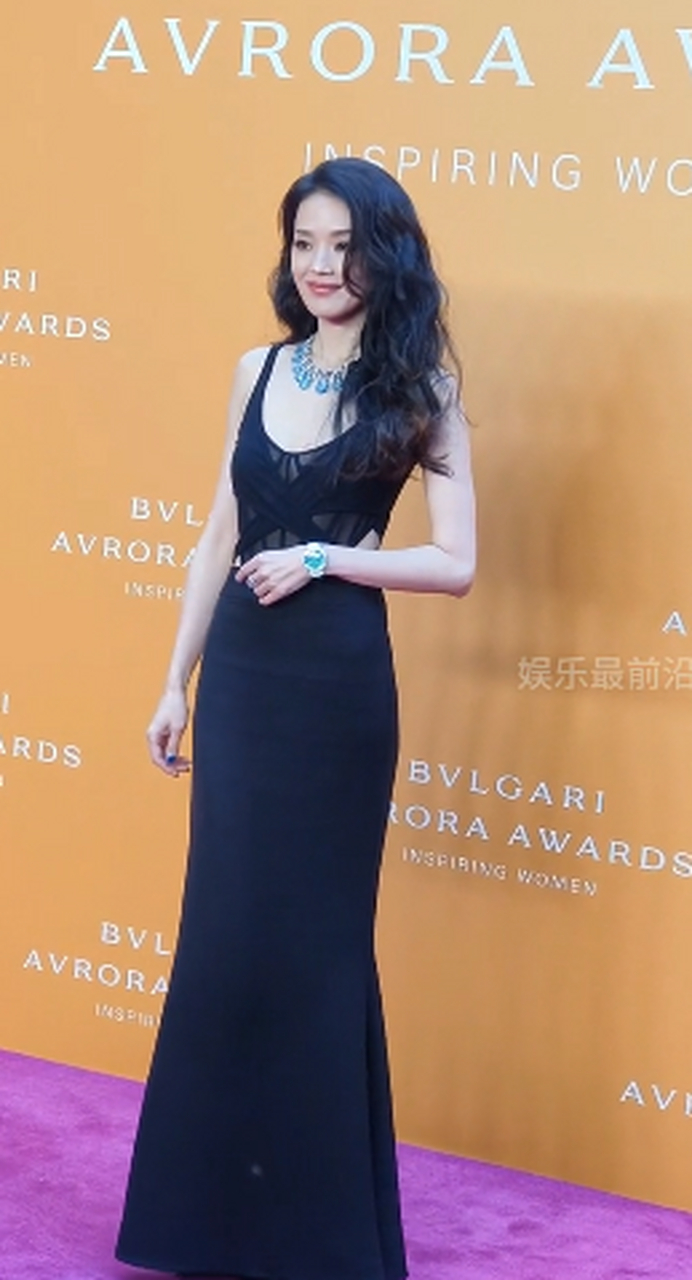 舒淇亮相宝格丽活动红毯,红唇大波浪造型,又美又辣.