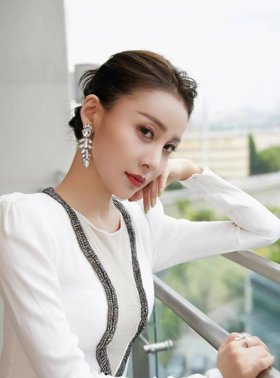 没想到,贾青这么漂亮 穿碎花吊带连衣裙青春洋气 秒变初恋女友 颜值高