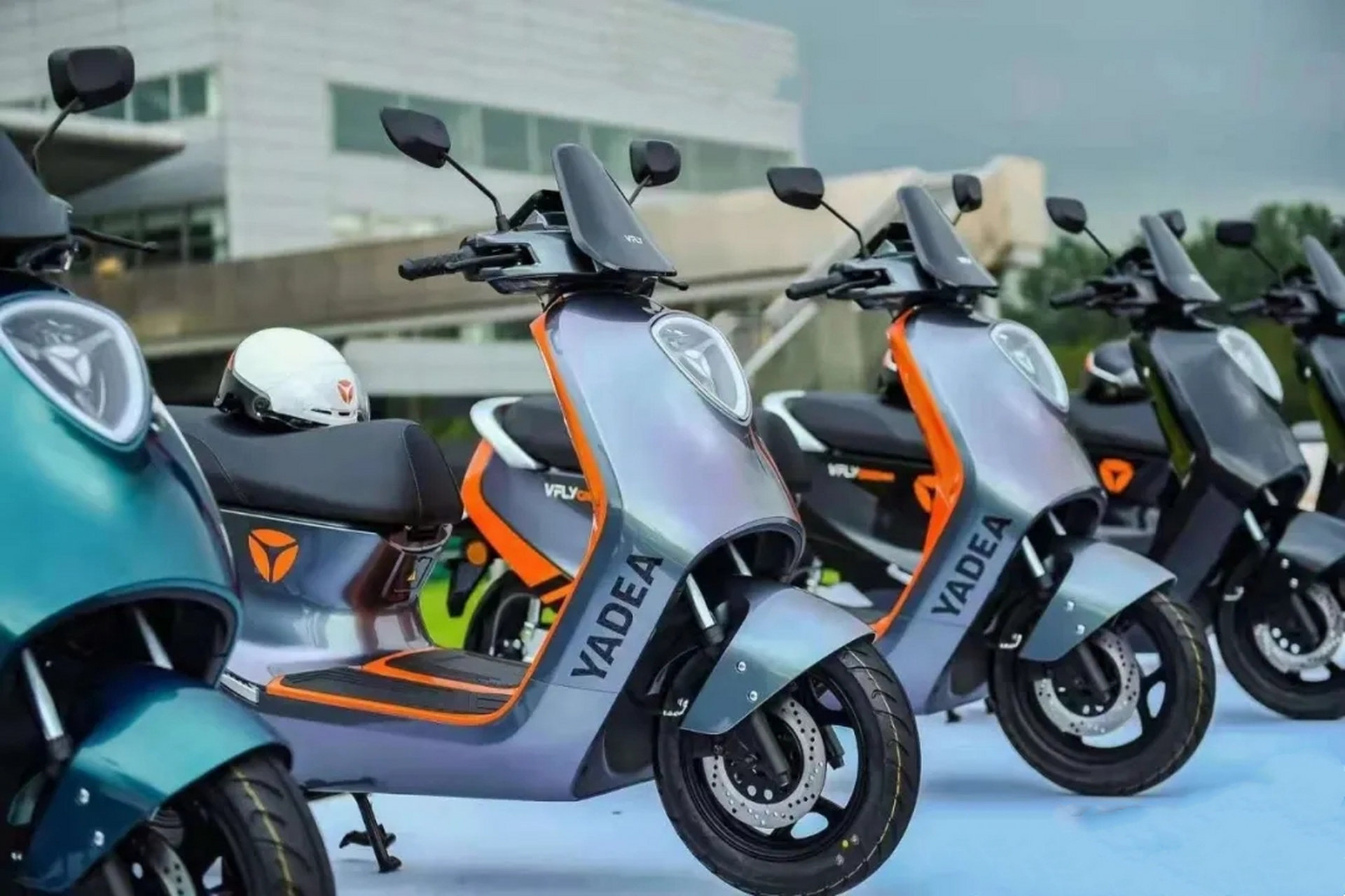 雅迪f130 max是在vfly品牌发布会推出的一款车型,其采用了双电并联