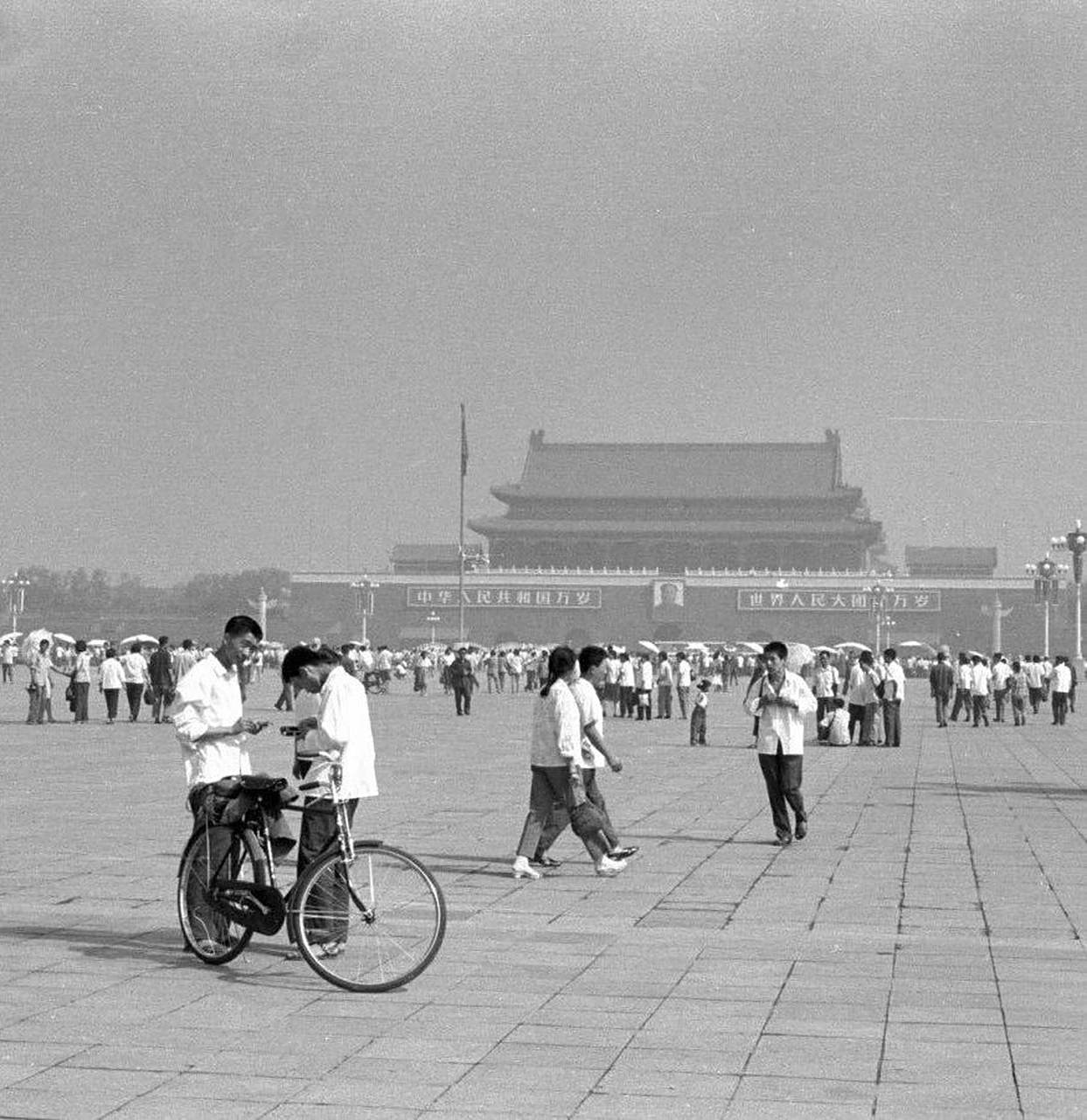 70年代末的夏天,北京天安门广场的游人 676767
