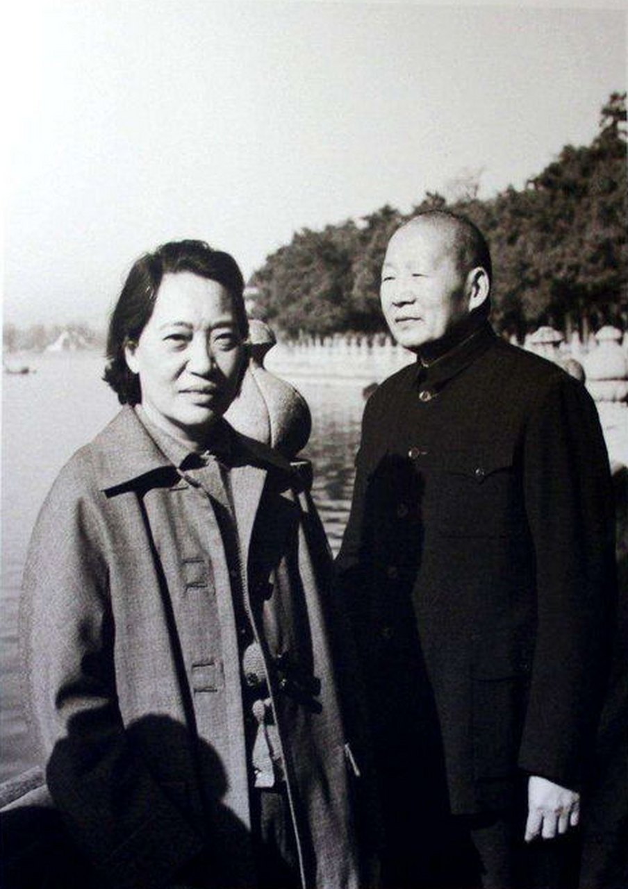 60年代,刘文辉和妻子杨蕴光,在颐和园留下了这一张珍贵的老照片.