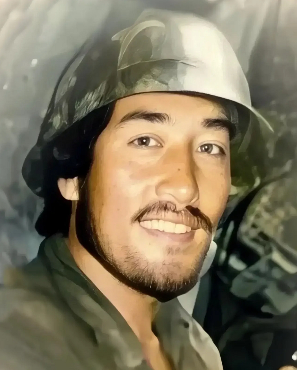 马升云当时担任副连长,他在越南的猫耳洞里守卫着国家的领土.