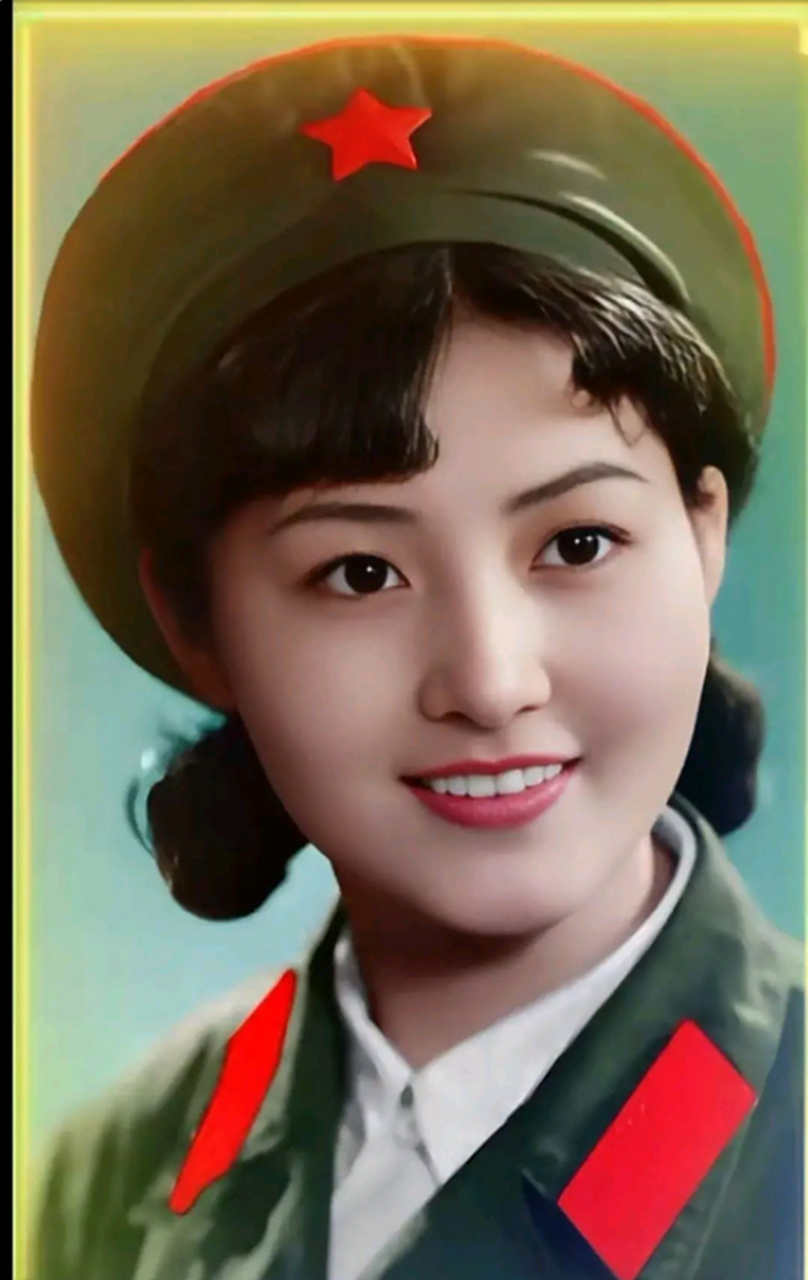 那个穿着65式军装的女军人,真的是美得惊人.