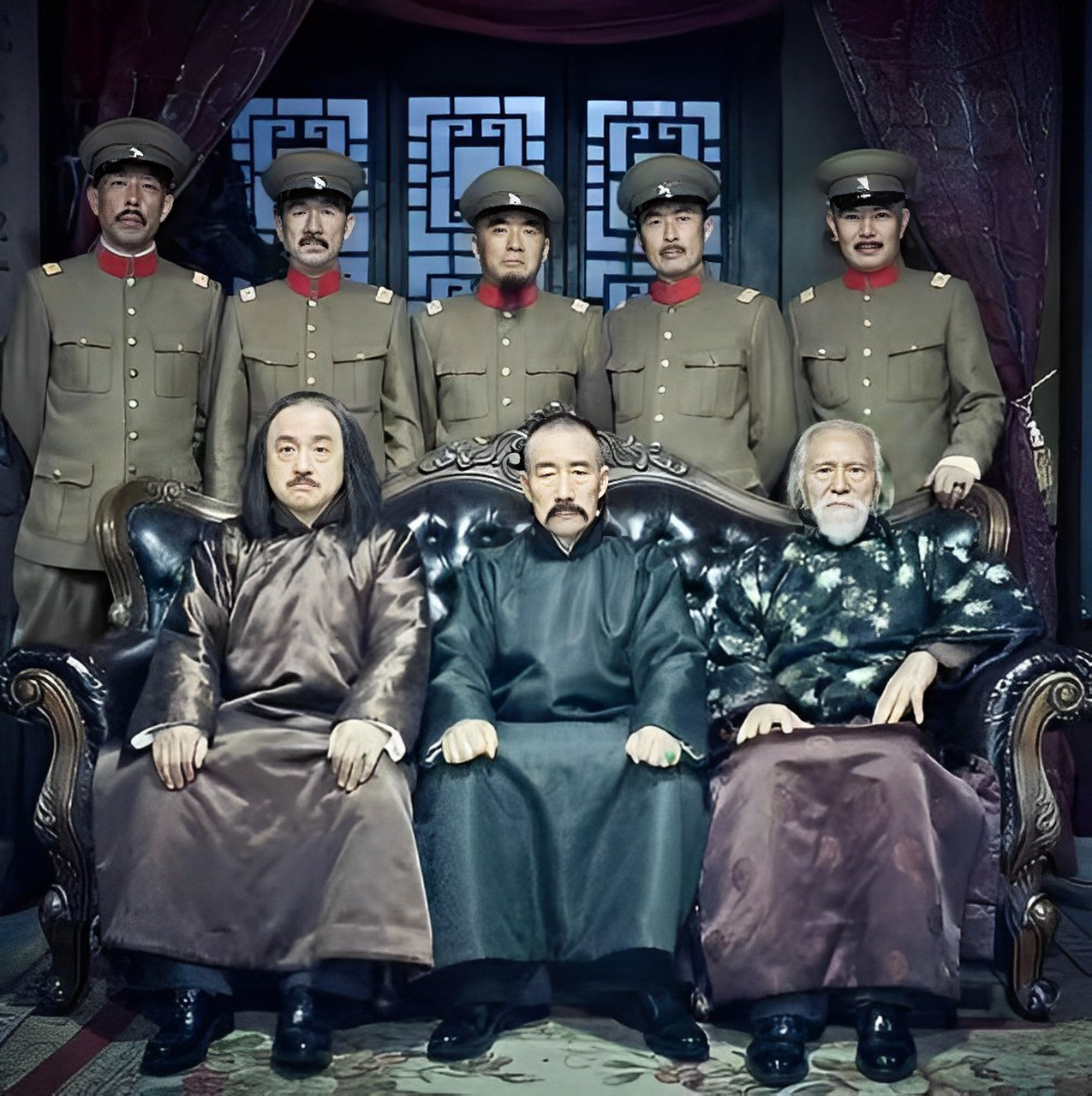 汤玉麟爱老虎,他给自己取名:二虎,他养了一只老虎,平日喜欢骑着老虎