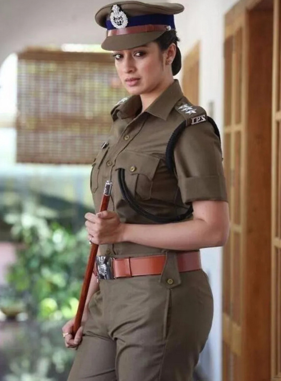 一名印度女警察的照片,这个年轻的女警身穿得体修身的警服,身材丰腴