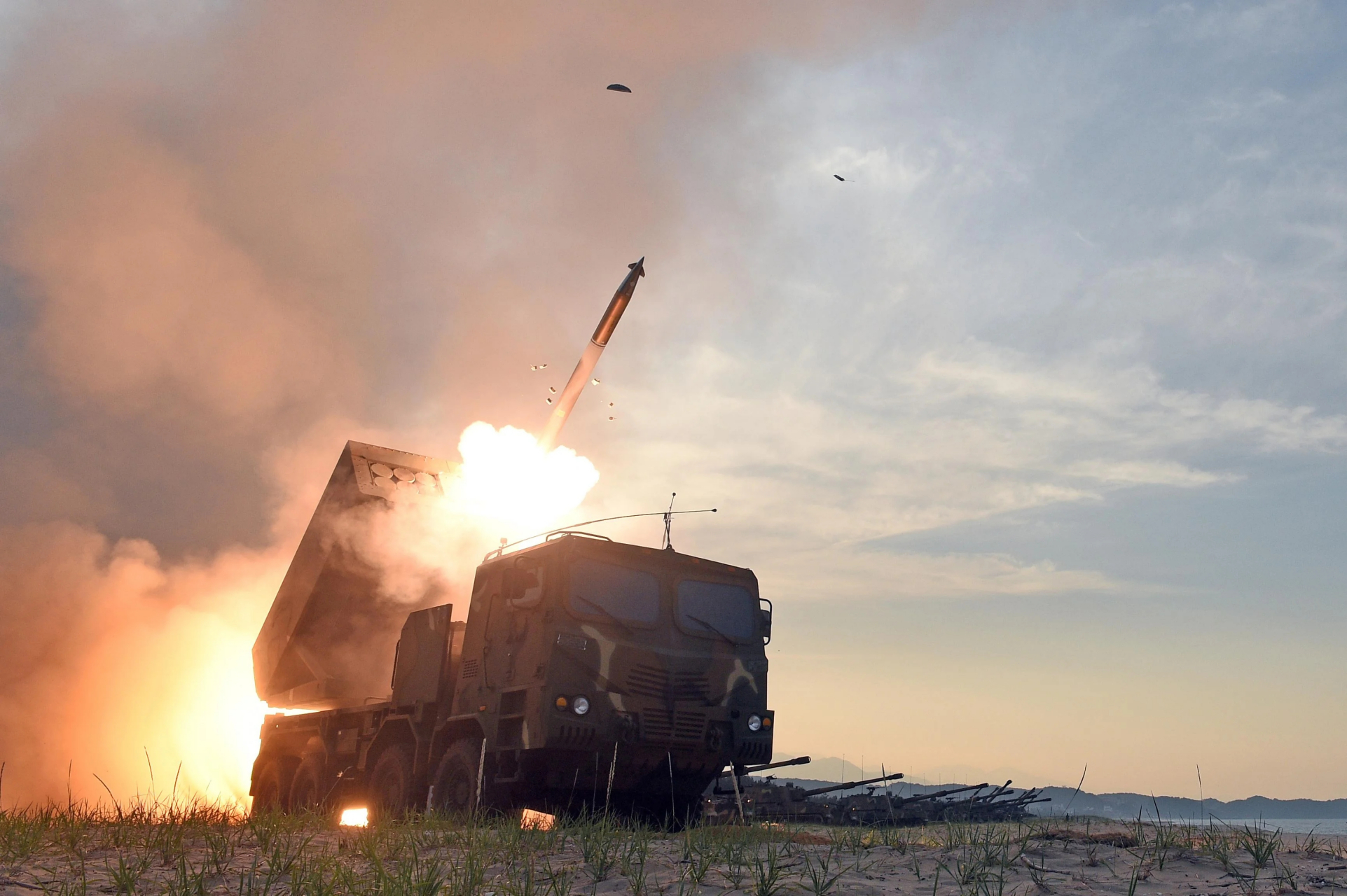 2023年6月8日,韩第三炮兵旅的k239"春武"多管火箭炮和k9"雷电"榴弹