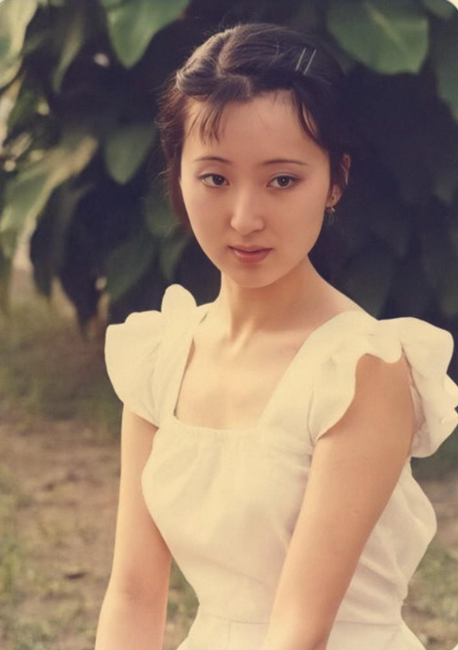 身穿白色连衣裙的陈晓旭真的太美了,柳叶眉, 丹凤眼,樱桃小口,清纯
