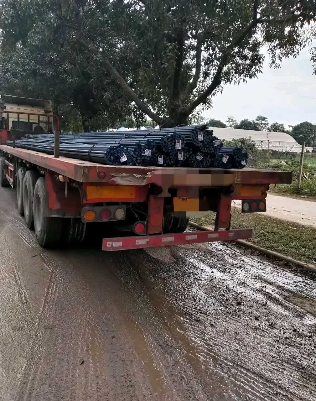 我发现华为工地旁边,每辆车上都有10捆钢筋,无论钢筋的粗细