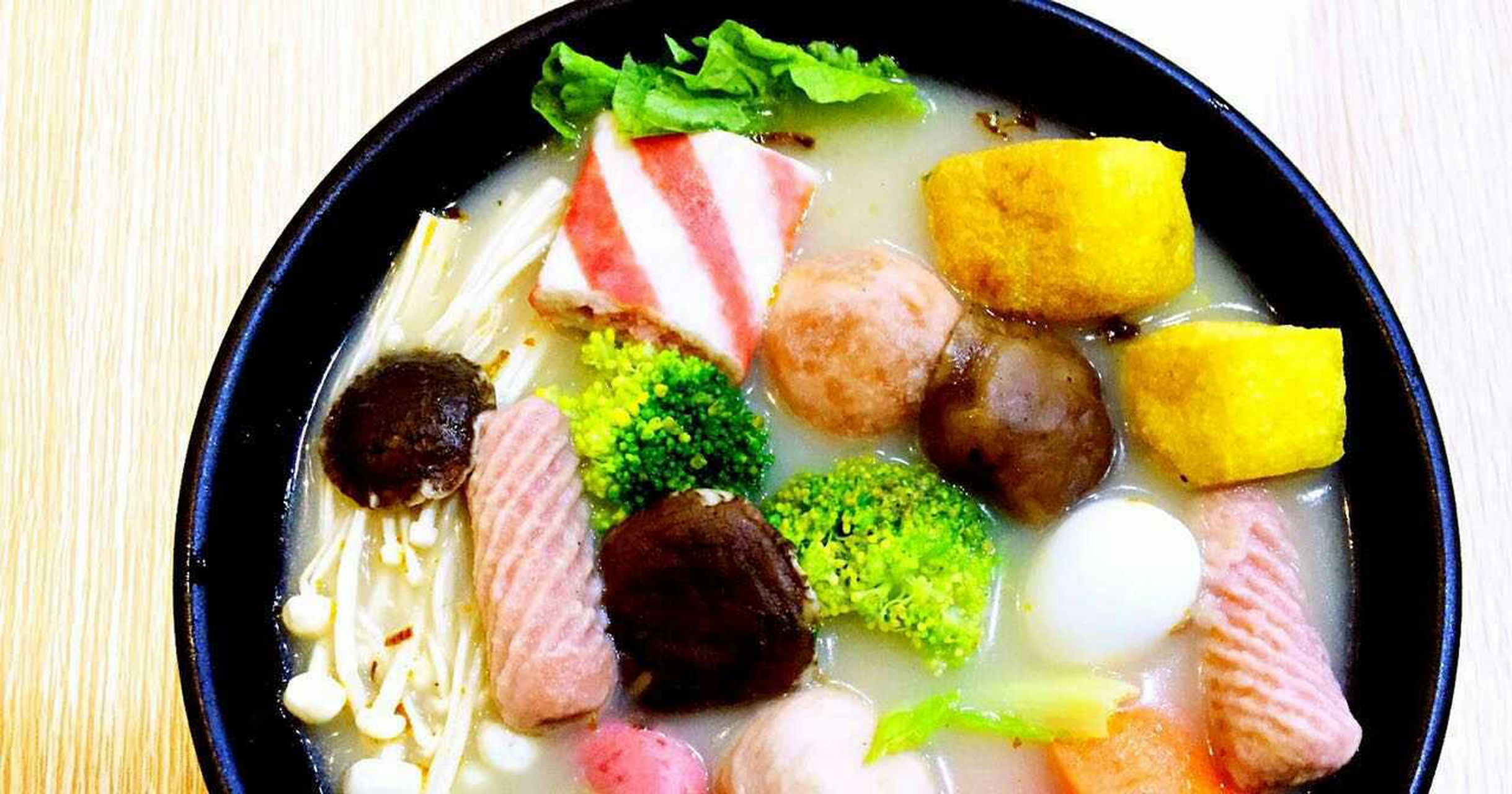 【骨汤麻辣烫】 高汤的熬制[可怜] 熬制主料:牛骨头2斤,新鲜猪骨头6斤