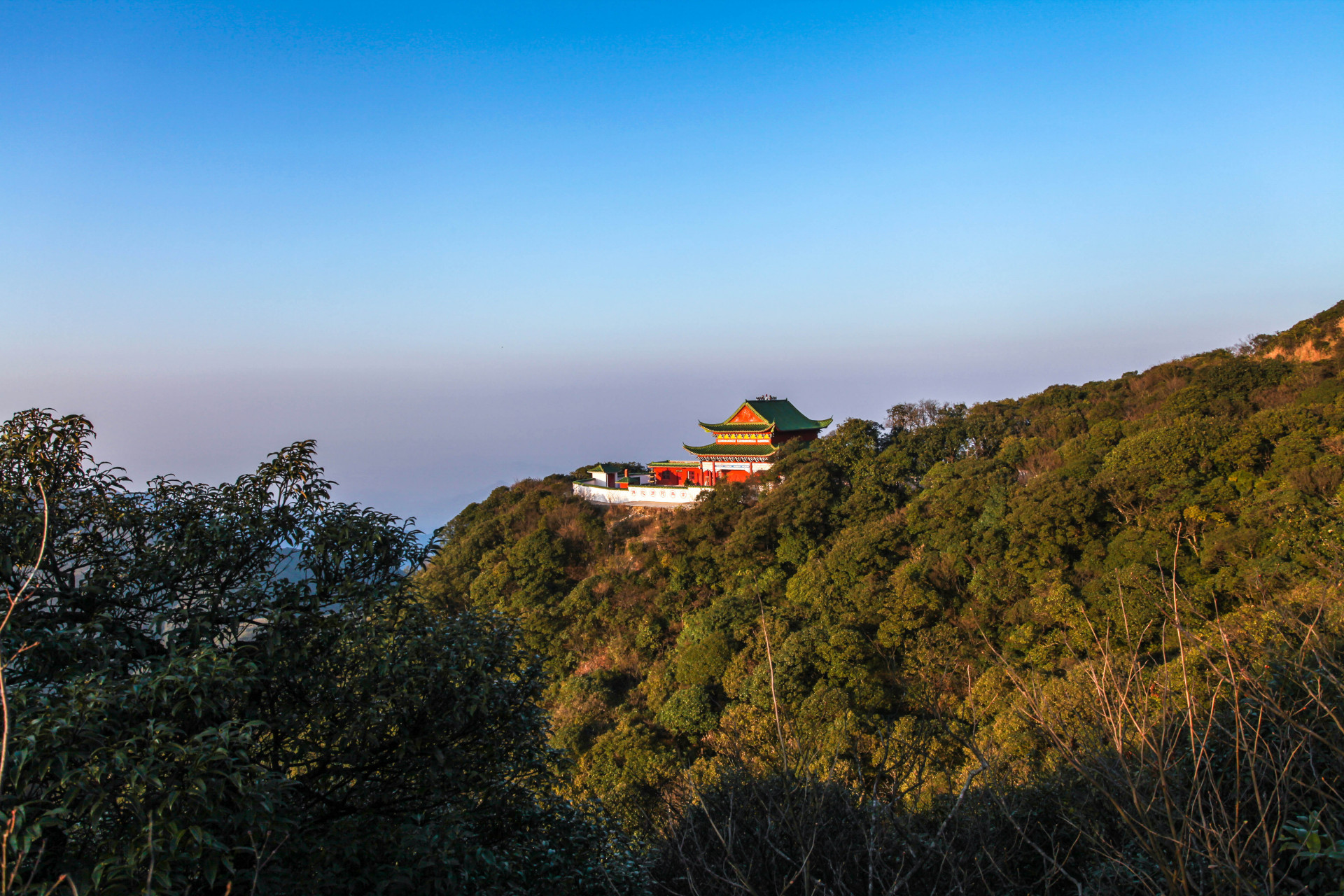 秋日的莽山,是一幅湖南宜章县境内的美丽画卷.