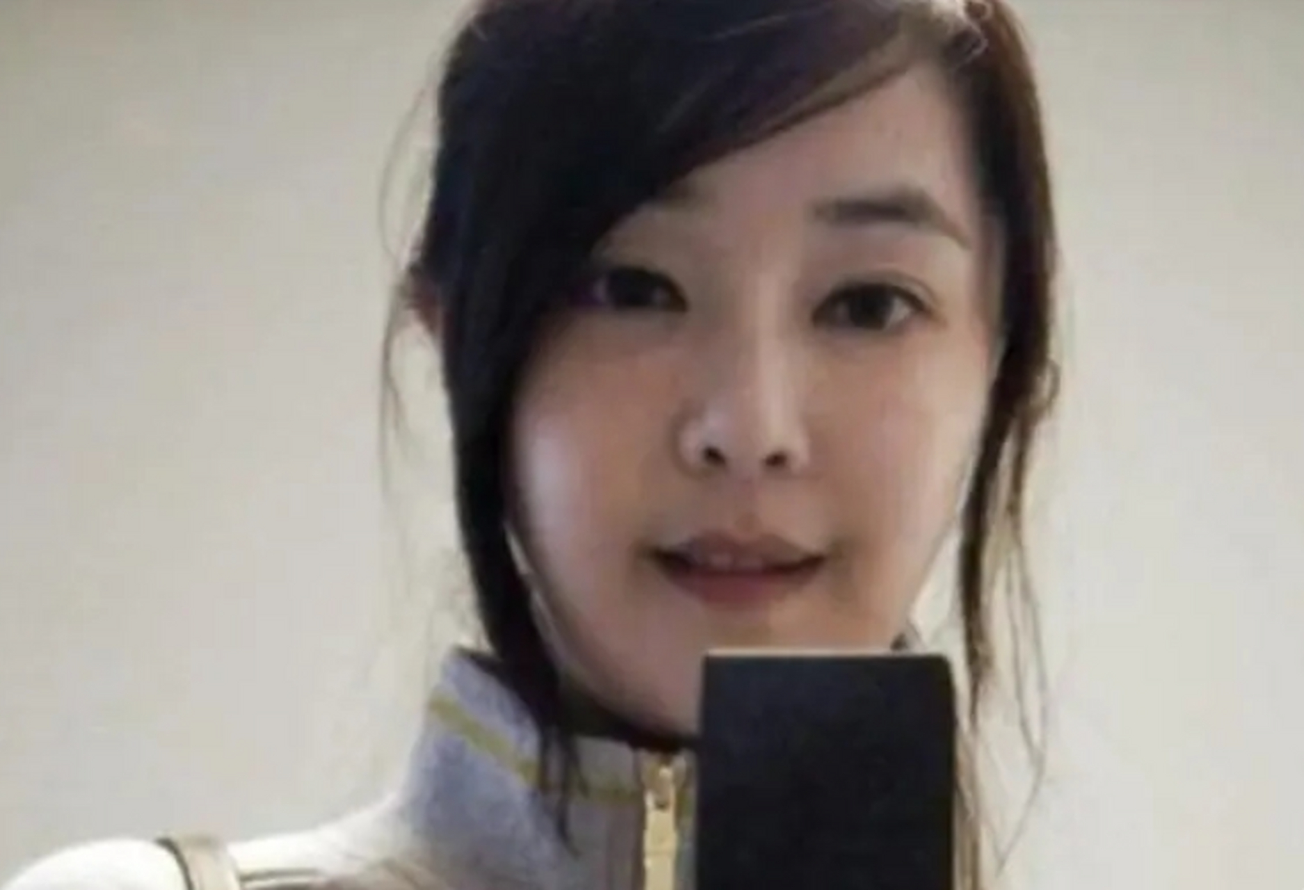 这张照片是韩国总统夫人金建希的上学时旧照,只见她戴着眼镜,随意扎着