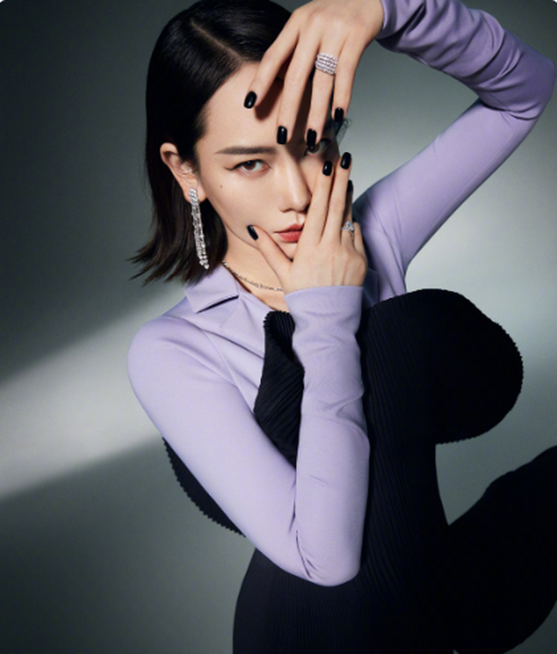 戚薇在时尚cosmo五月刊大片中身穿loewe 2023春夏系列,将时尚和性感