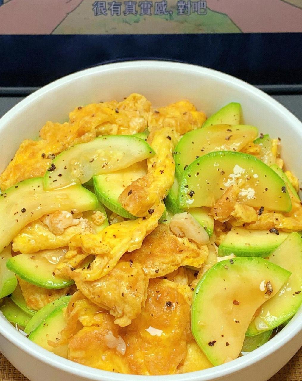 今天给大家分享一道 "南瓜炒鸡蛋" 低脂低卡,好吃不胖! 清香可口!