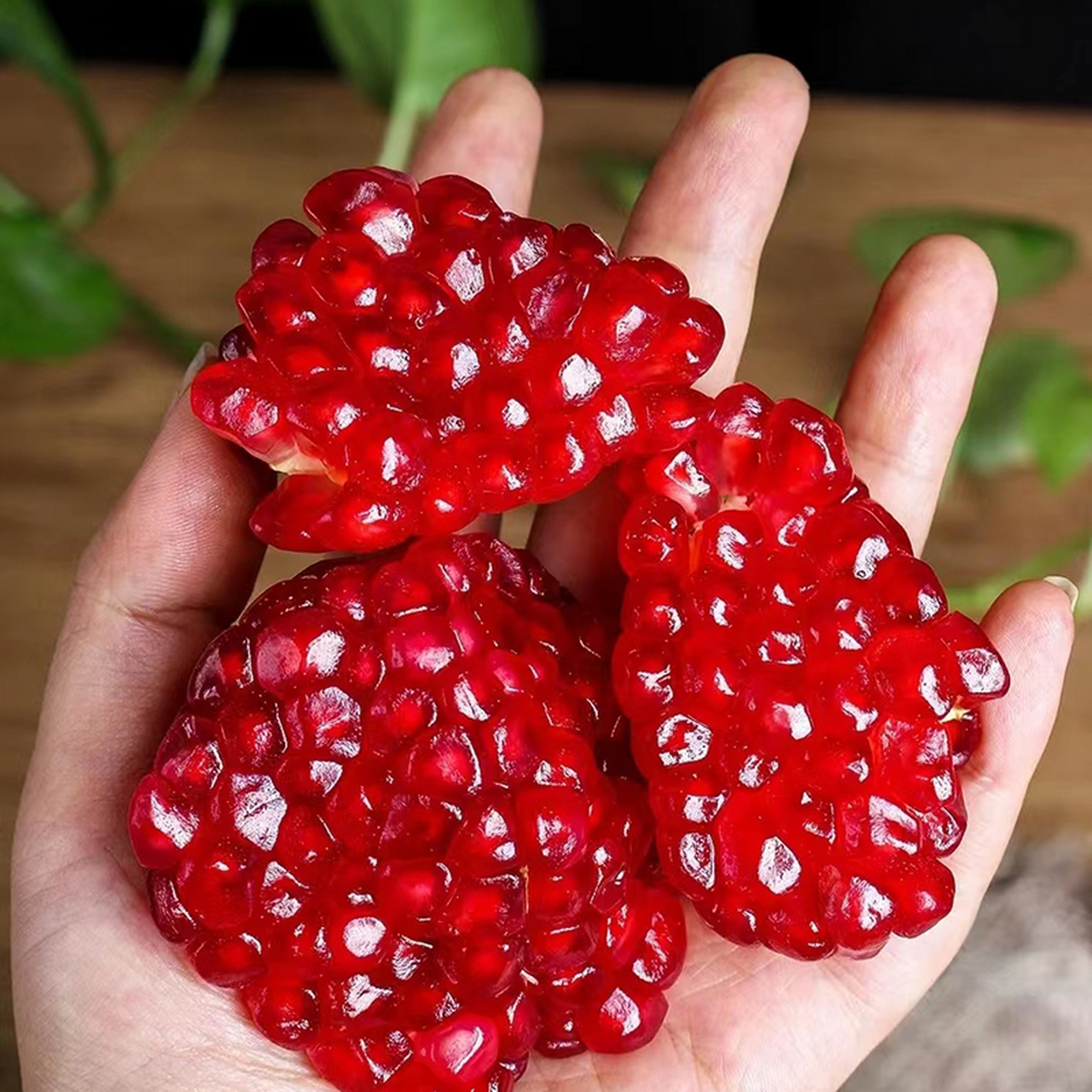 粒粒红宝石,闪耀着阳光的色彩,这就是突尼斯软籽石榴!