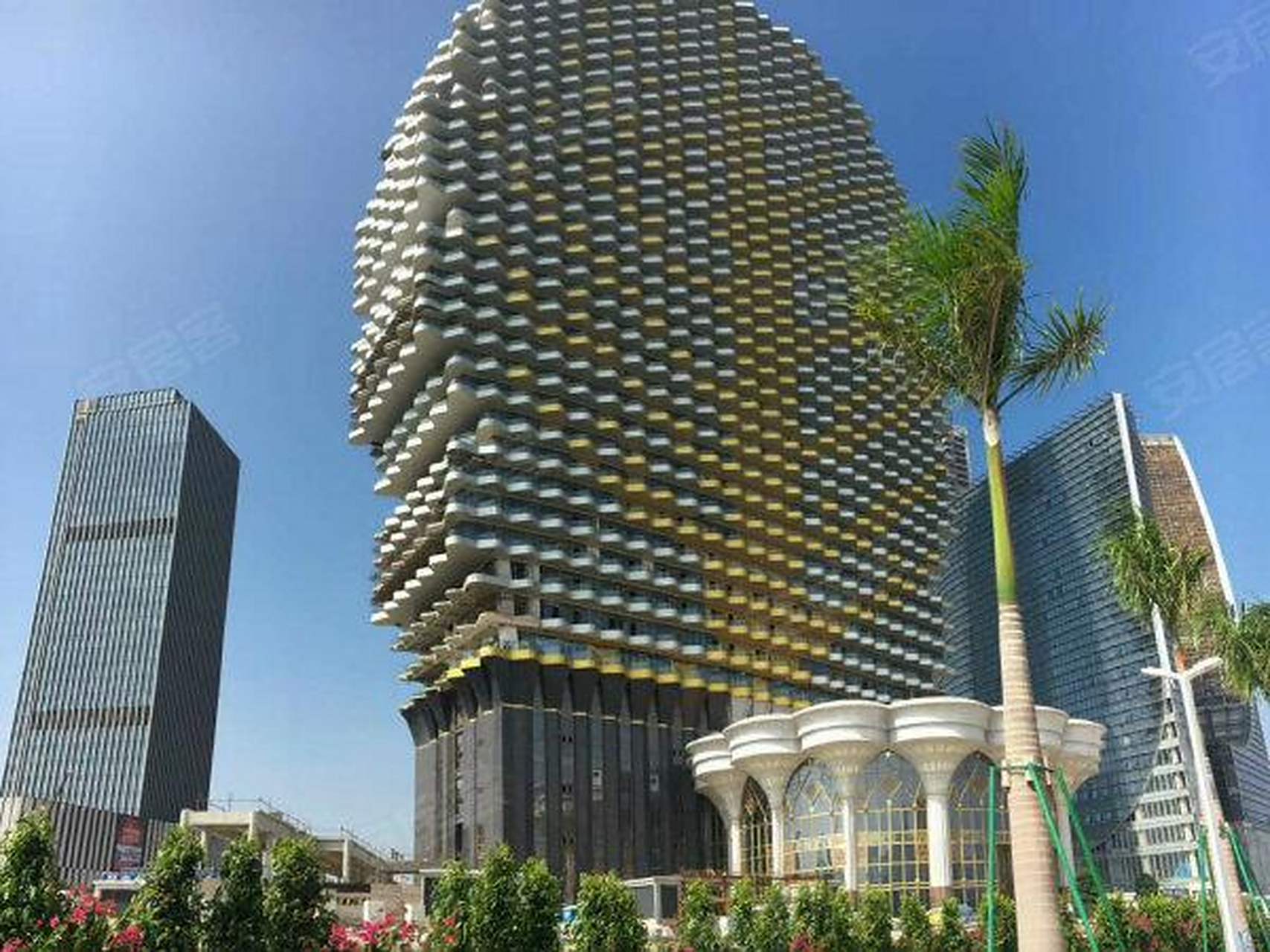 看横琴地标建筑(二)横琴梧桐树大厦  横琴岛在广东省珠海市,东邻澳门