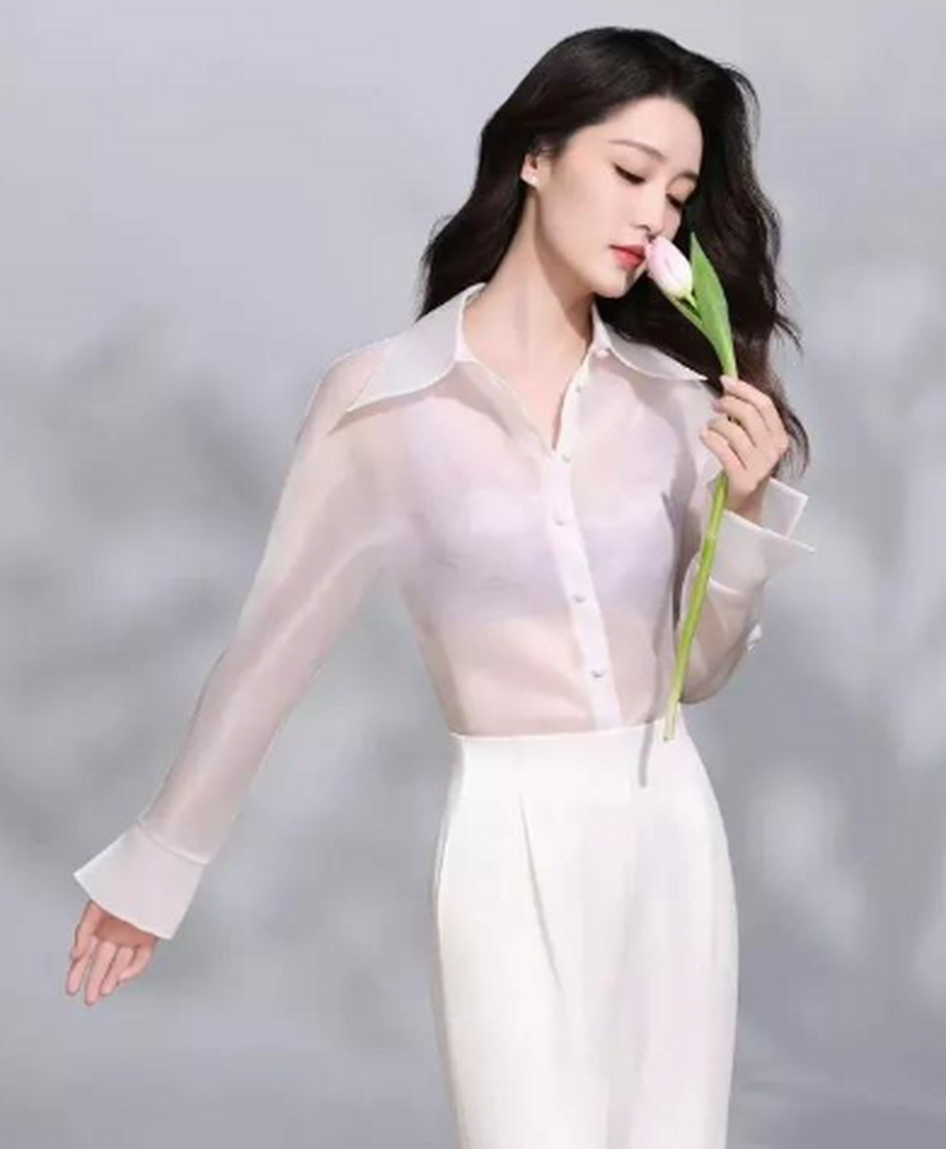 小仙女李沁,白色衬衣黑色内衣,隐隐约约,若隐若现,太性感美丽了!