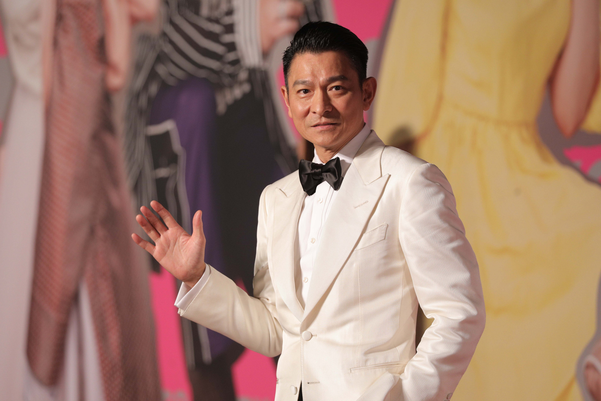 大姐接受采访,对媒体说:"我已经几十年没见过刘德华了,就当他死了