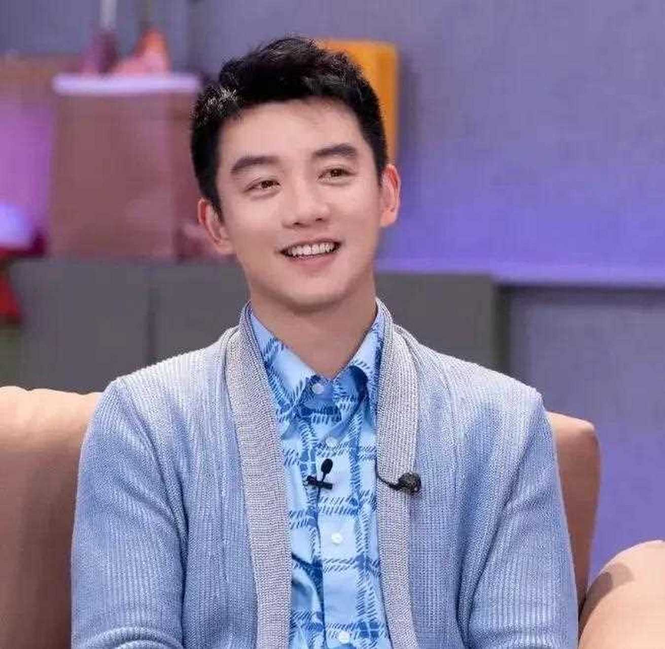 有媒体扒出郑恺当年的高考成绩,没想到帅气又多金的他,高考考邓了