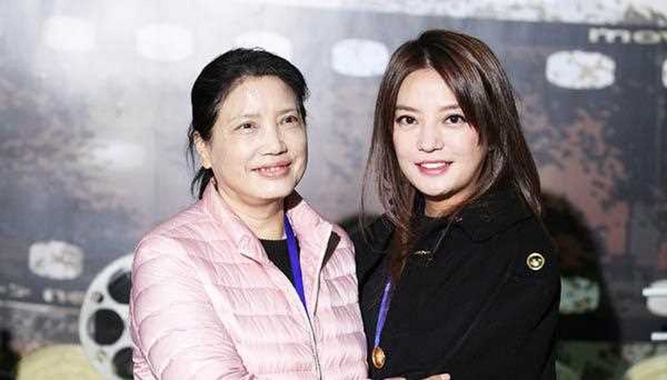 当被问到赵薇,陈坤和黄晓明,她认为谁最刻苦时,崔新琴的答案是黄晓明