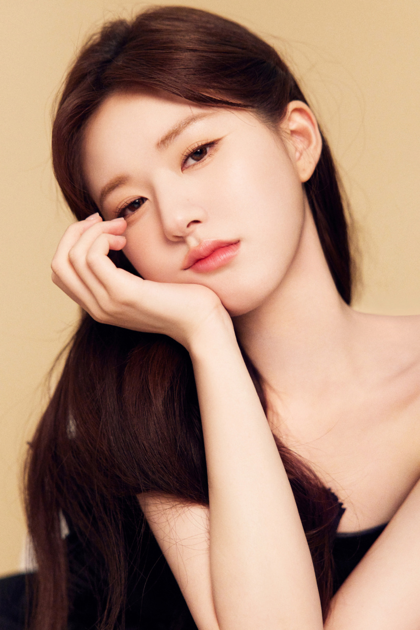 赵露思的一组美照曝光,她披散长发妆容干净精致,身穿黑色抹胸纱裙露出