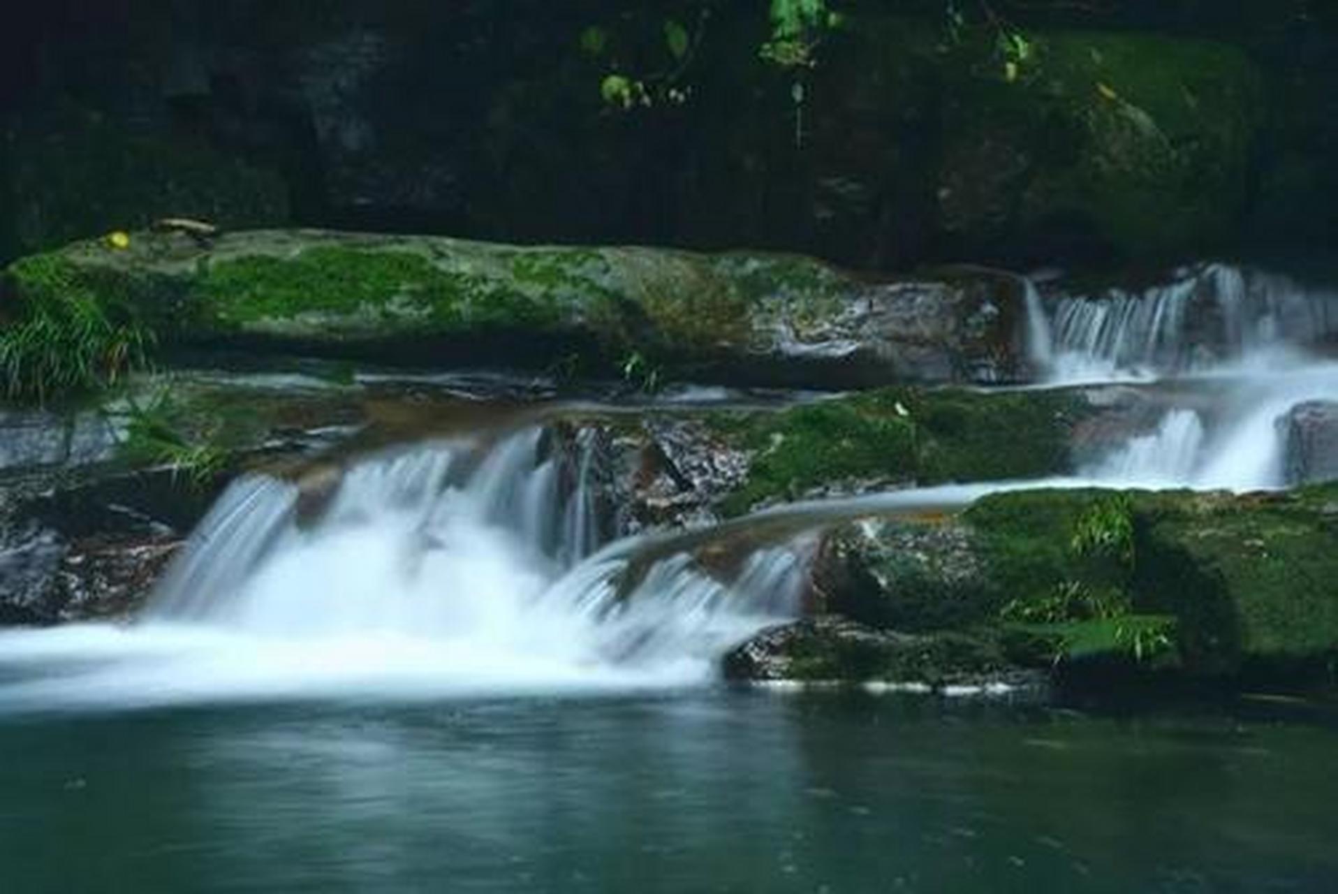 借母溪,国内唯一敢媲美九寨沟的地方.
