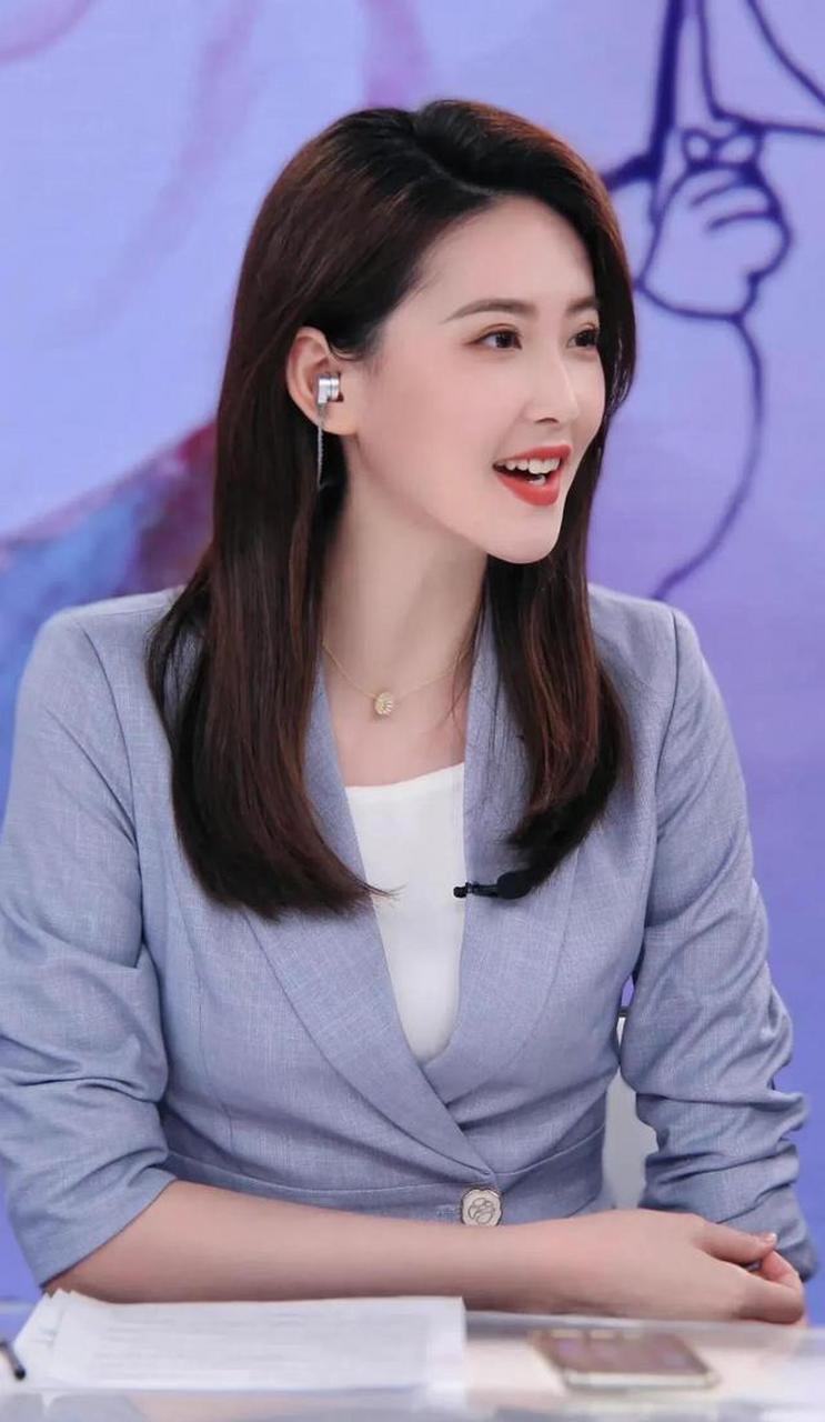 央视主持人李丹儿太美啦
