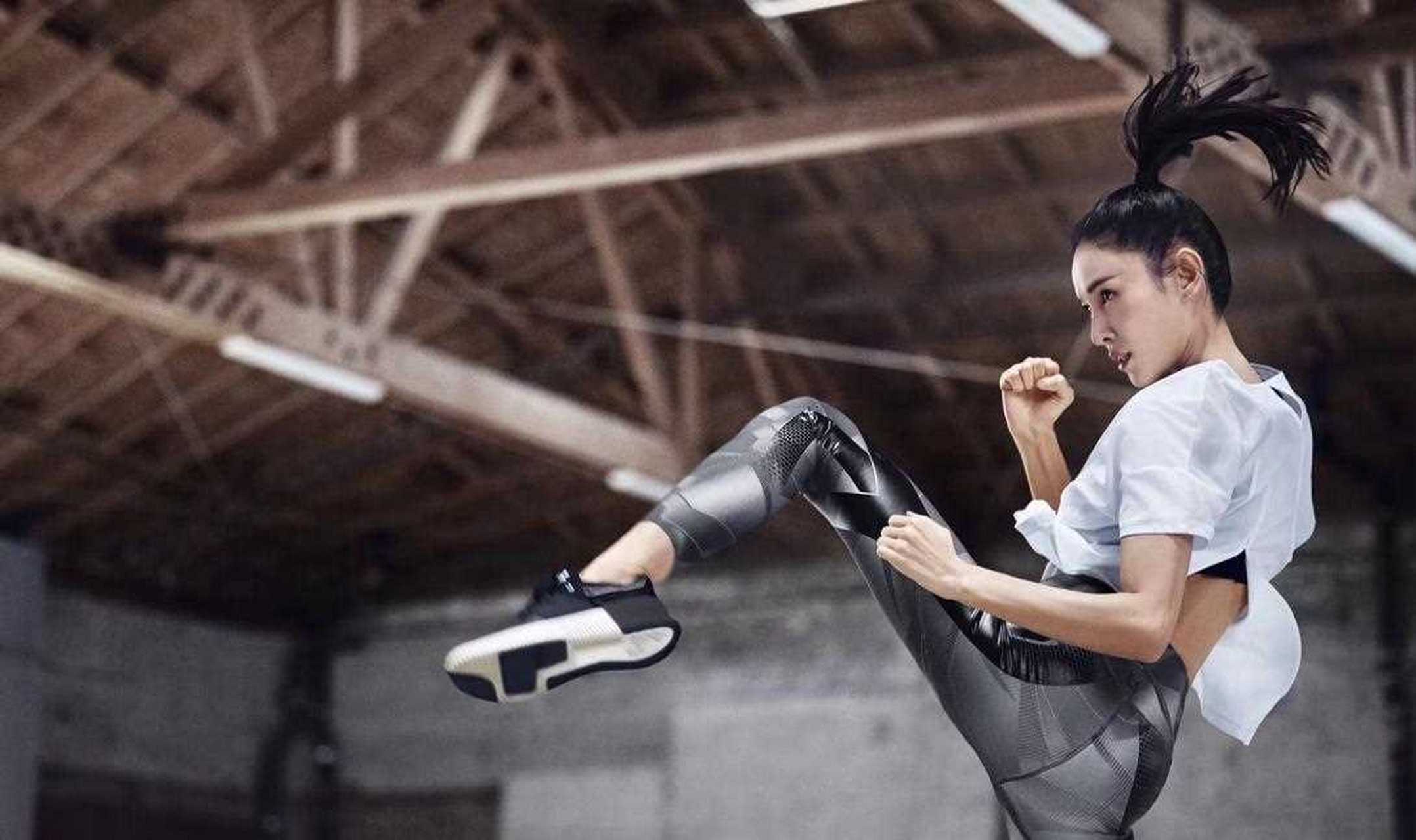 但接到电话的张蓝心一直以为对方是骗子,甚至还把成龙的助理大骂了一