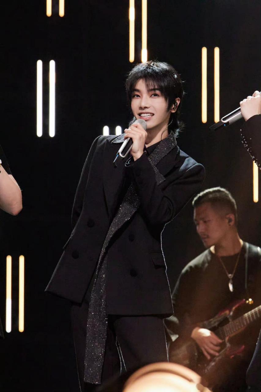 华晨宇声生不息金曲盛典舞台剧照~黑色西装矜贵,粉色套装甜酷,两套