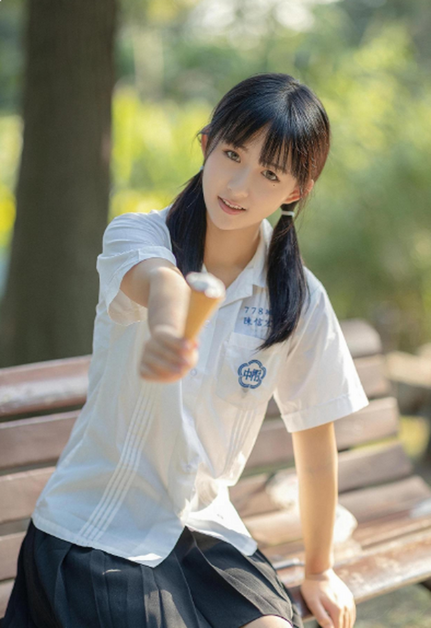 可爱的双马尾校服少女